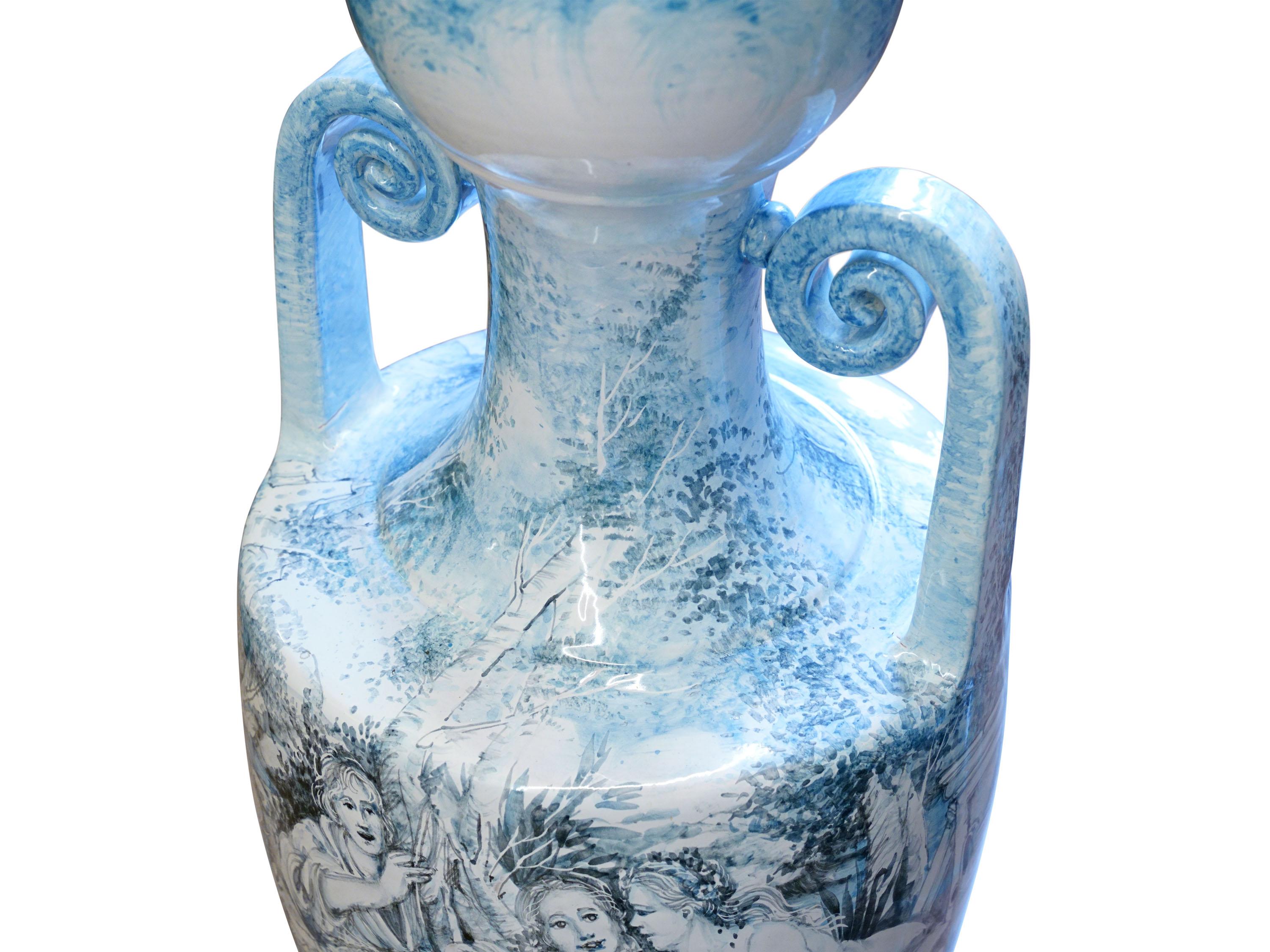 Francois Boucher Italien, handbemalte Majolika-Amphore in Hellblau und Grau, Keramik (Handgefertigt) im Angebot