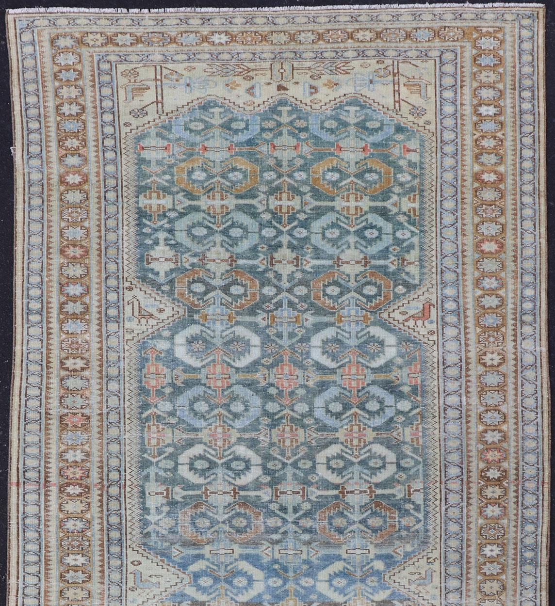 Aufwändig gestaltete antike Malayer-Galerie in hellen Tönen, Teppich EMB-8541-178694, Ursprungsland Keivan Woven Arts / Art: Iran / Malayer, um 1920.

Dieser schöne antike Malayer aus Persien zeichnet sich durch ein aufwendiges Allover-Muster aus,
