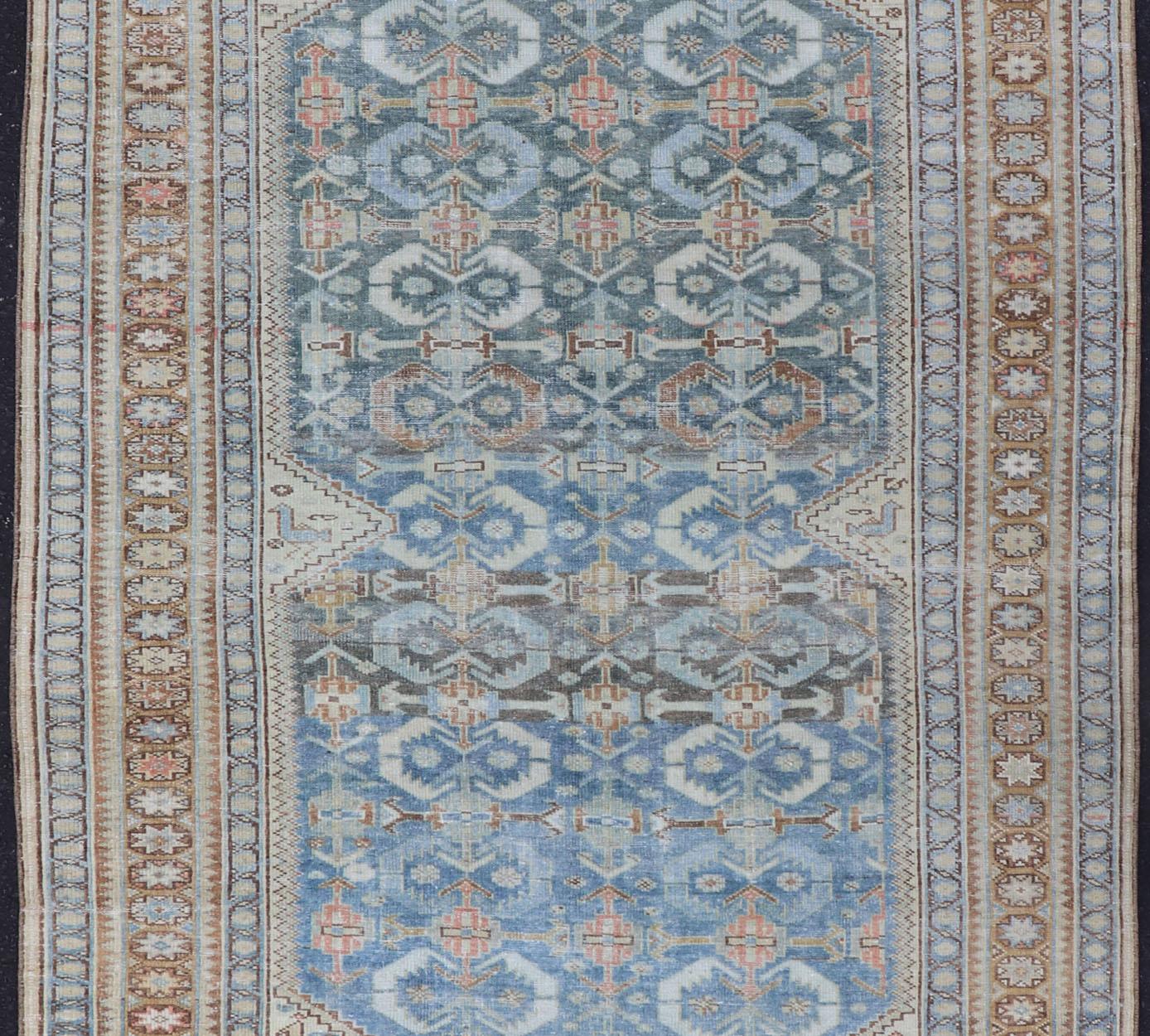 Persischer Galerie- Malayer-Teppich in Hellblau und L. Grün mit geometrischem Design (Handgeknüpft) im Angebot