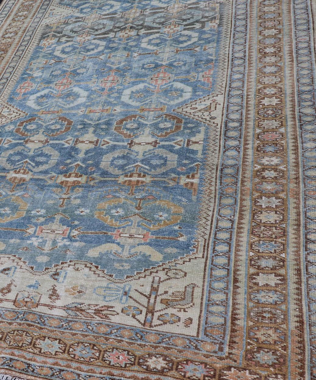 Persischer Galerie- Malayer-Teppich in Hellblau und L. Grün mit geometrischem Design (20. Jahrhundert) im Angebot