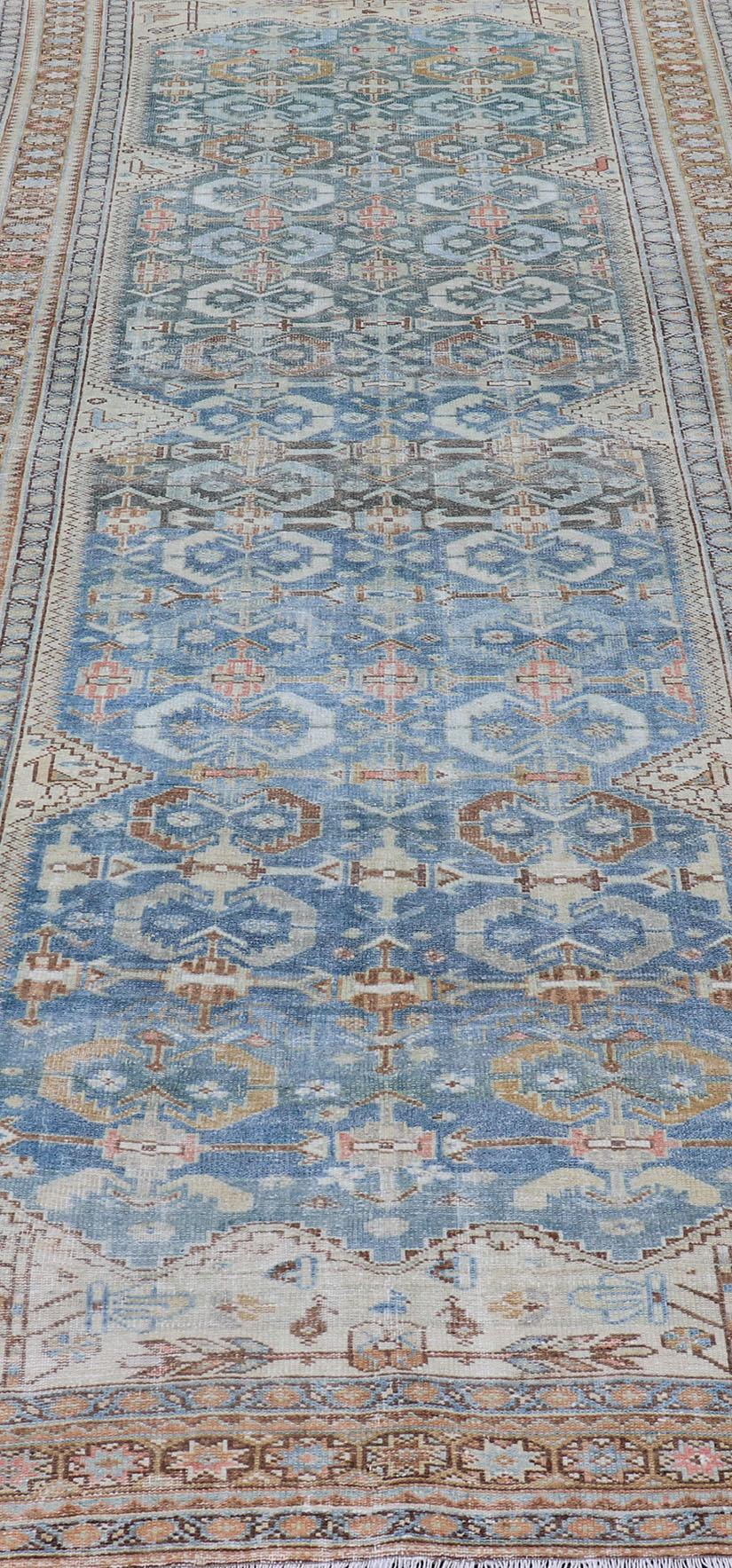 Persischer Galerie- Malayer-Teppich in Hellblau und L. Grün mit geometrischem Design (Wolle) im Angebot