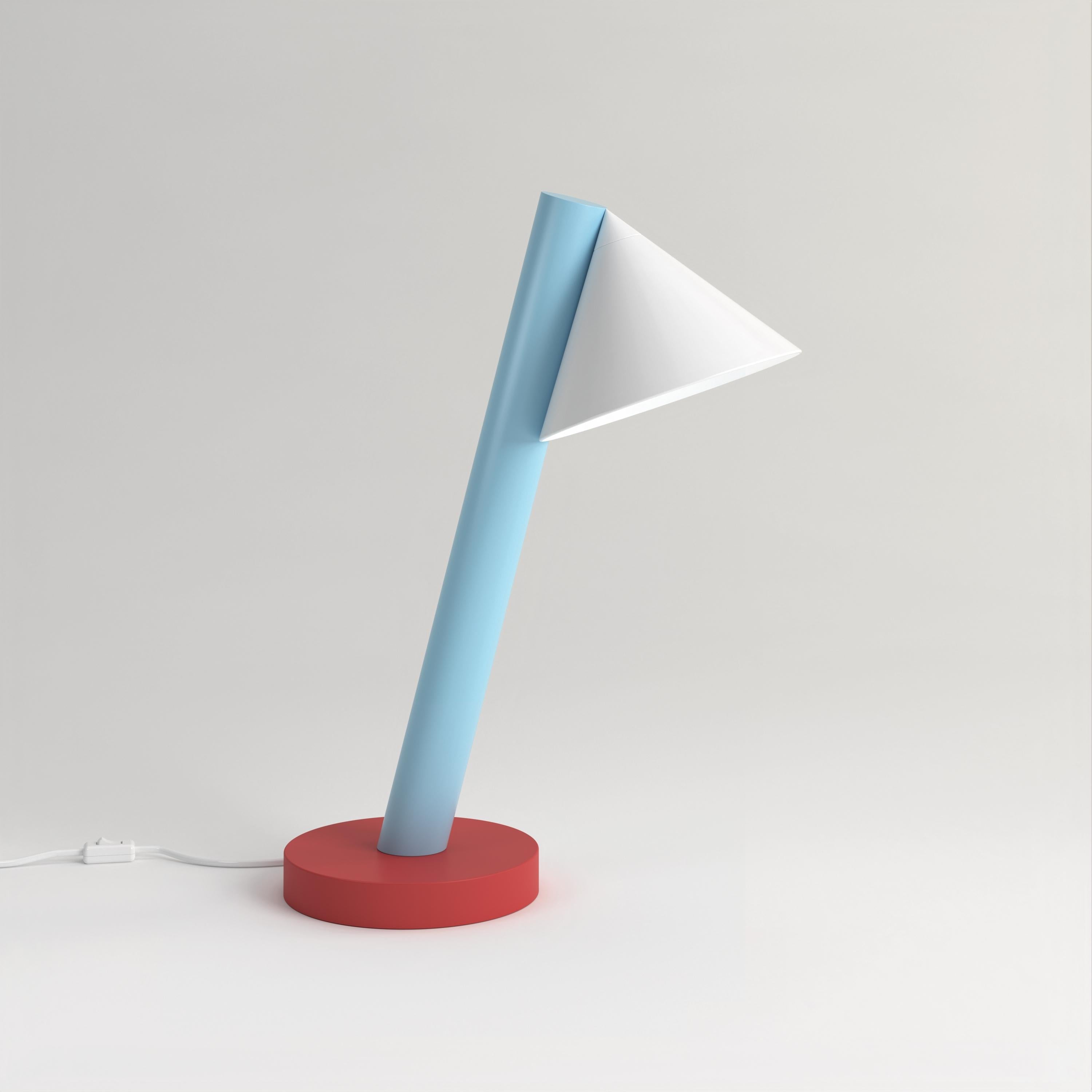 Tubo azzurro e rosso con globi e coni da scrivania, cono, di Atelier Ati
Dimensioni: D 16 x H 40 cm.
Materiali: Metallo verniciato a polvere.

Disponibile nelle versioni a globo o a cono.
Disponibile in altri colori. Contattateci.

Tutte le nostre