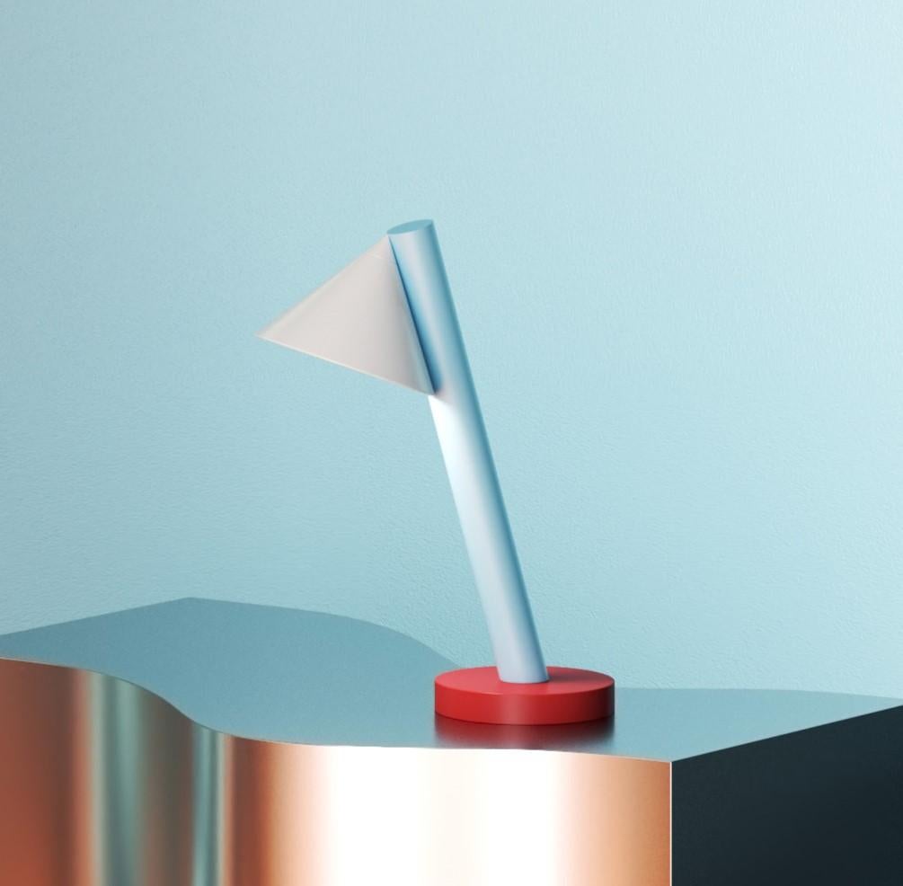 Postmoderno Tubo azzurro e rosso con globi e coni da scrivania, cono, di Atelier Ati in vendita