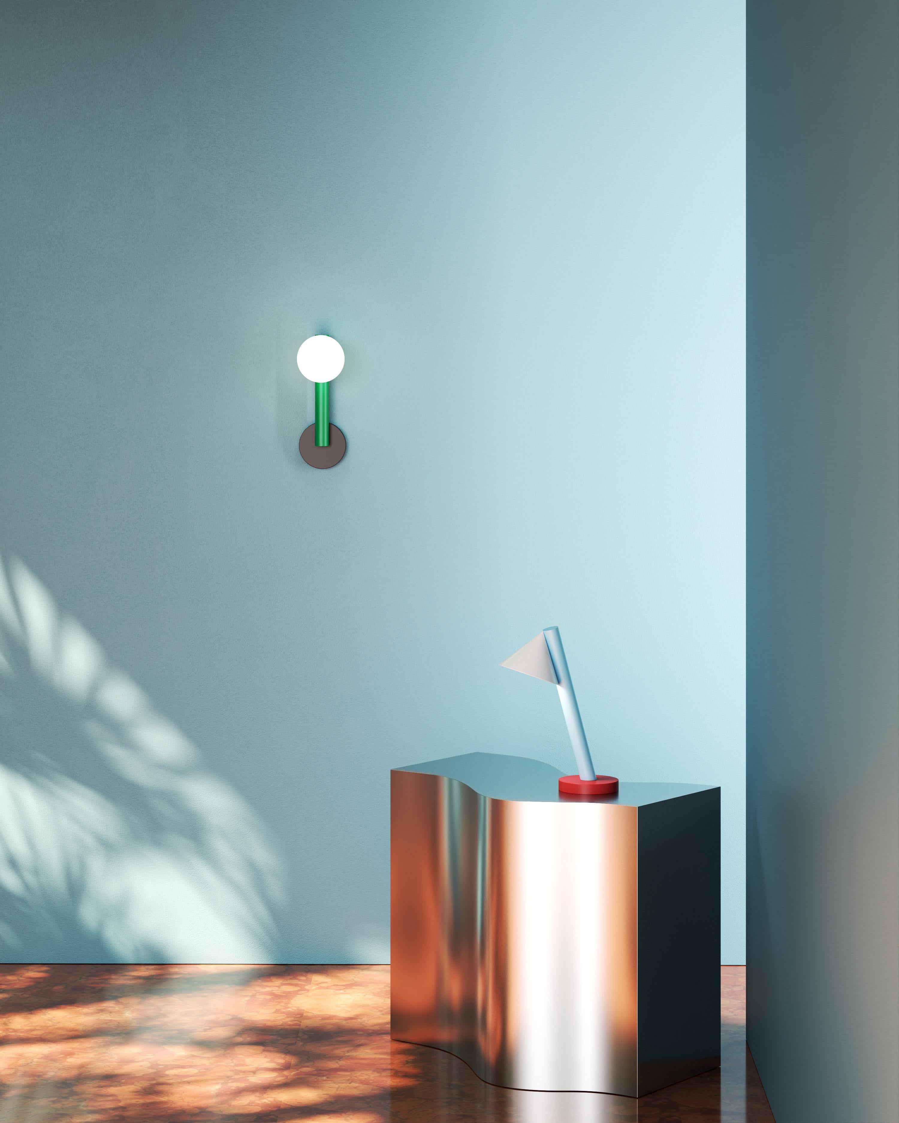 Tedesco Tubo azzurro e rosso con globi e coni da scrivania, cono, di Atelier Ati in vendita