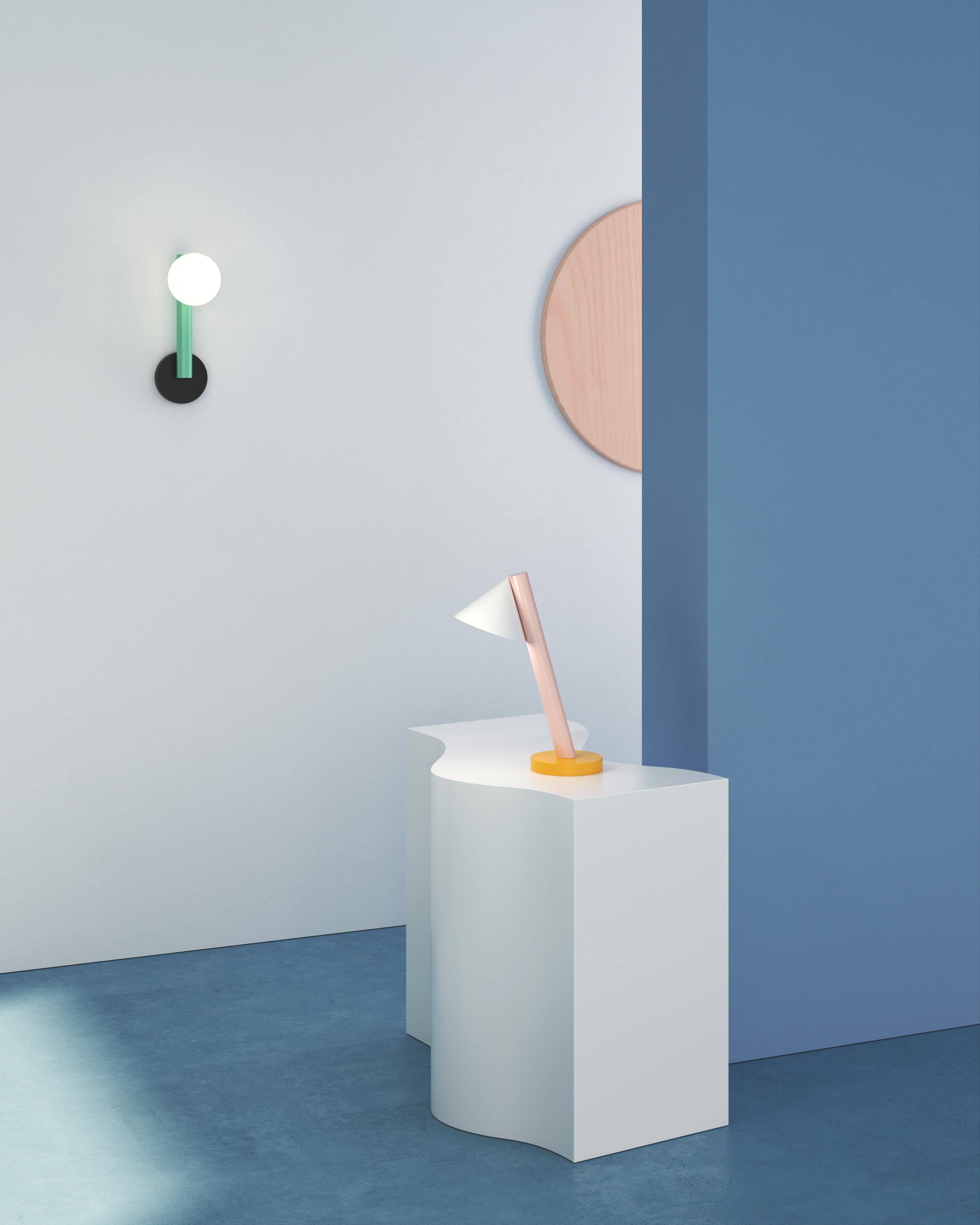 XXI secolo e contemporaneo Tubo azzurro e rosso con globi e coni da scrivania, cono, di Atelier Ati in vendita