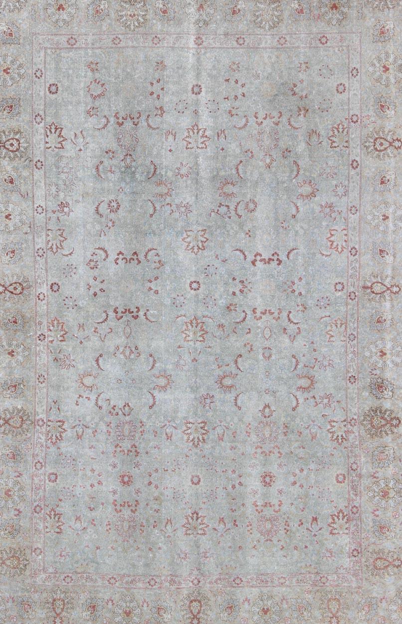 Hellblauer antiker persischer Täbriz-Teppich mit floralem Design und roten Scharnieren (Tabriz) im Angebot