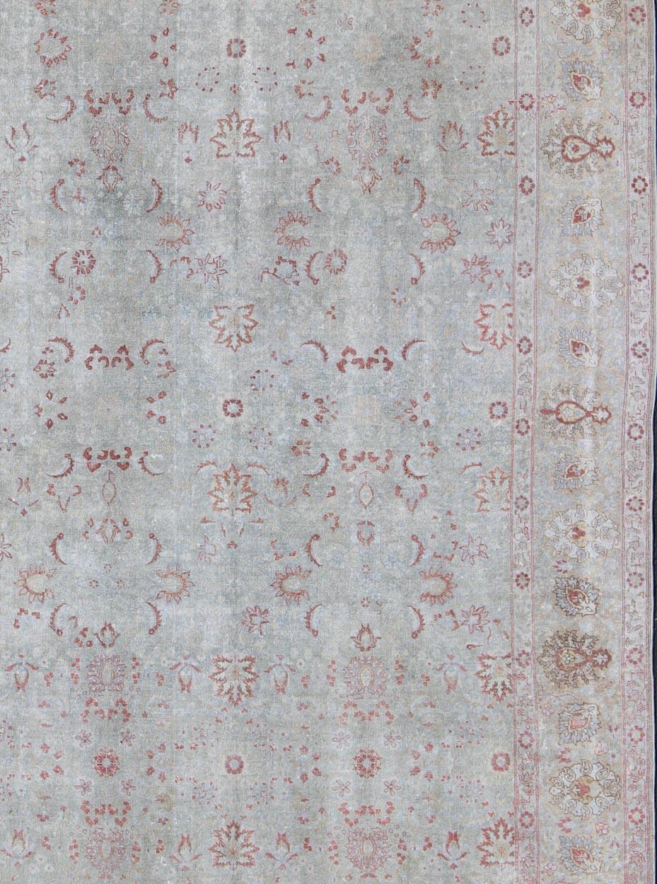 Hellblauer antiker persischer Täbriz-Teppich mit floralem Design und roten Scharnieren (Persisch) im Angebot