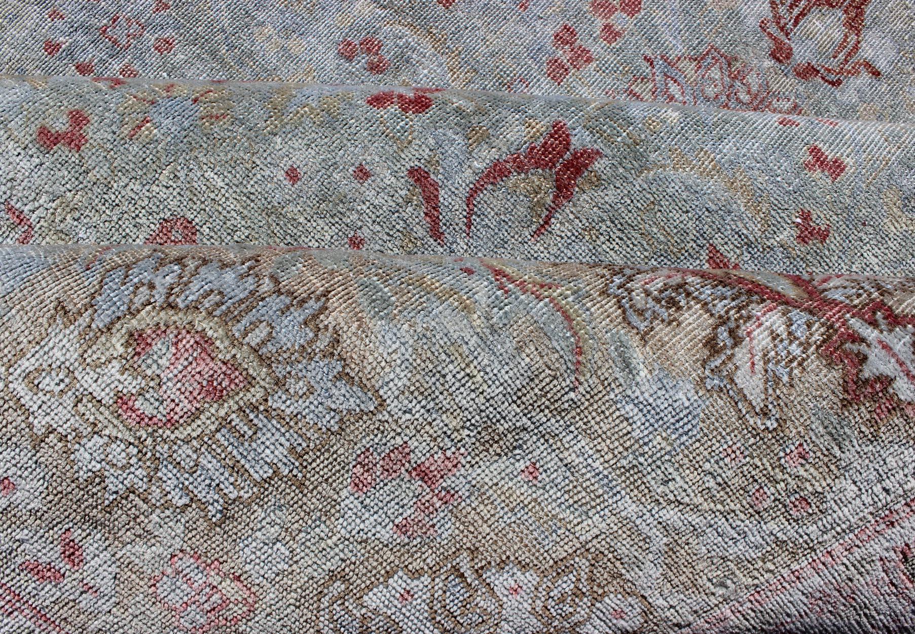Hellblauer antiker persischer Täbriz-Teppich mit floralem Design und roten Scharnieren (Handgeknüpft) im Angebot