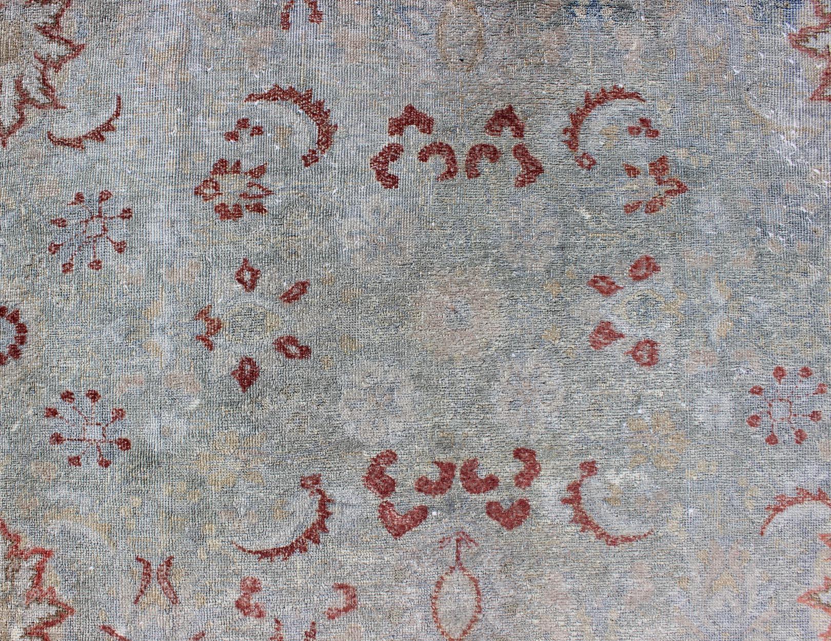 Hellblauer antiker persischer Täbriz-Teppich mit floralem Design und roten Scharnieren (Frühes 20. Jahrhundert) im Angebot
