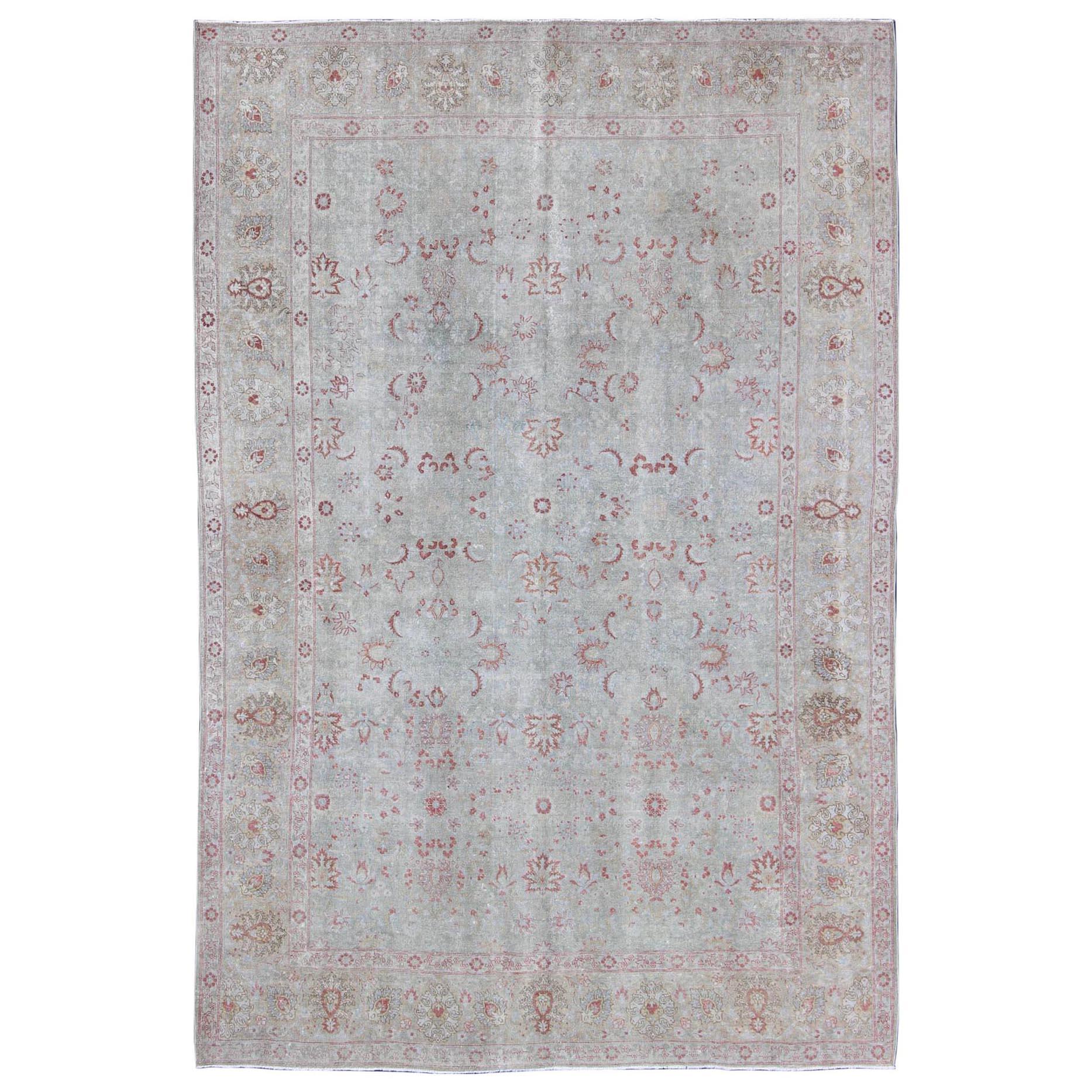 Hellblauer antiker persischer Täbriz-Teppich mit floralem Design und roten Scharnieren im Angebot