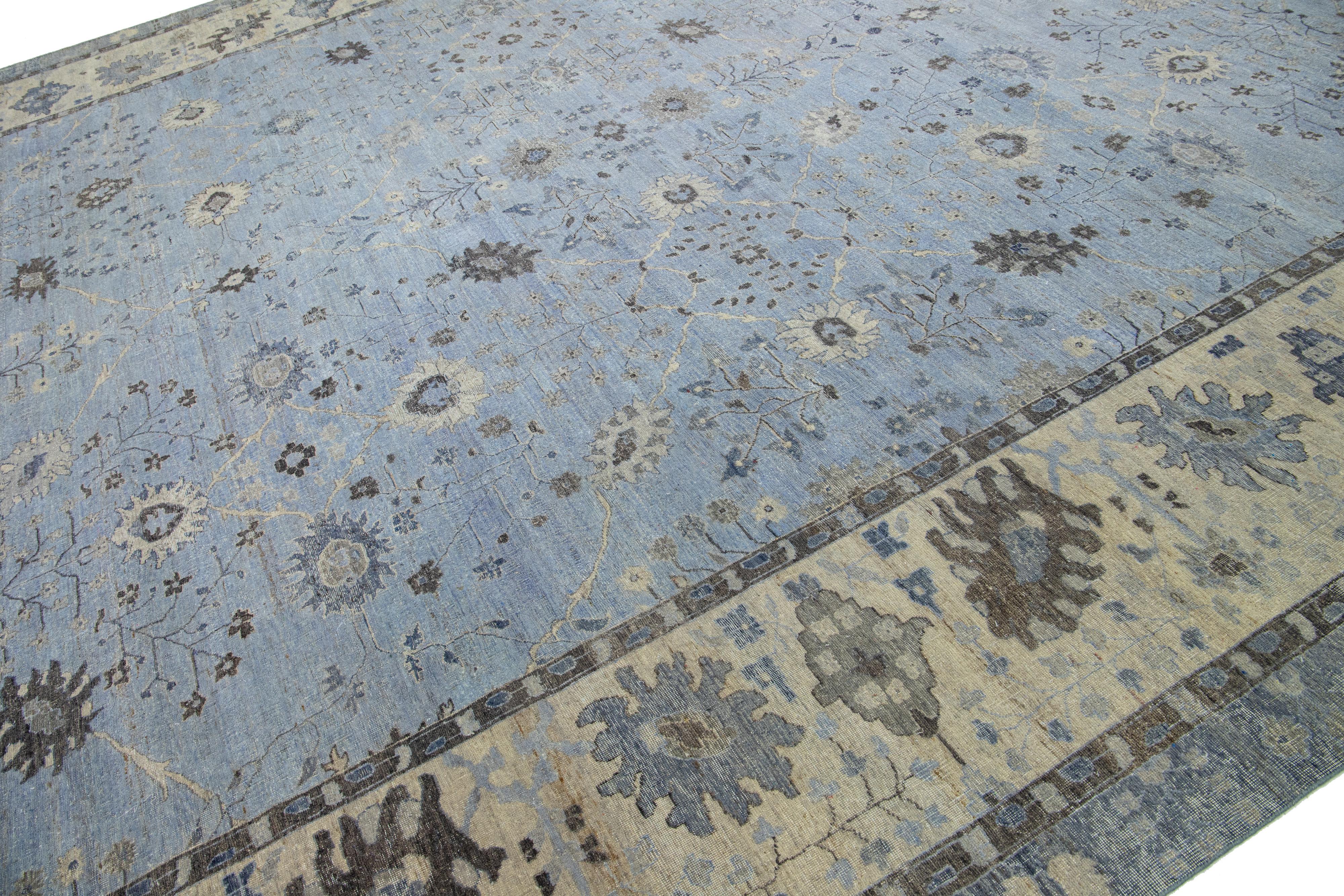 Apadana's Artisan Collection Handgefertigter indischer Wollteppich in Hellblau, handgefertigt (Moderne) im Angebot