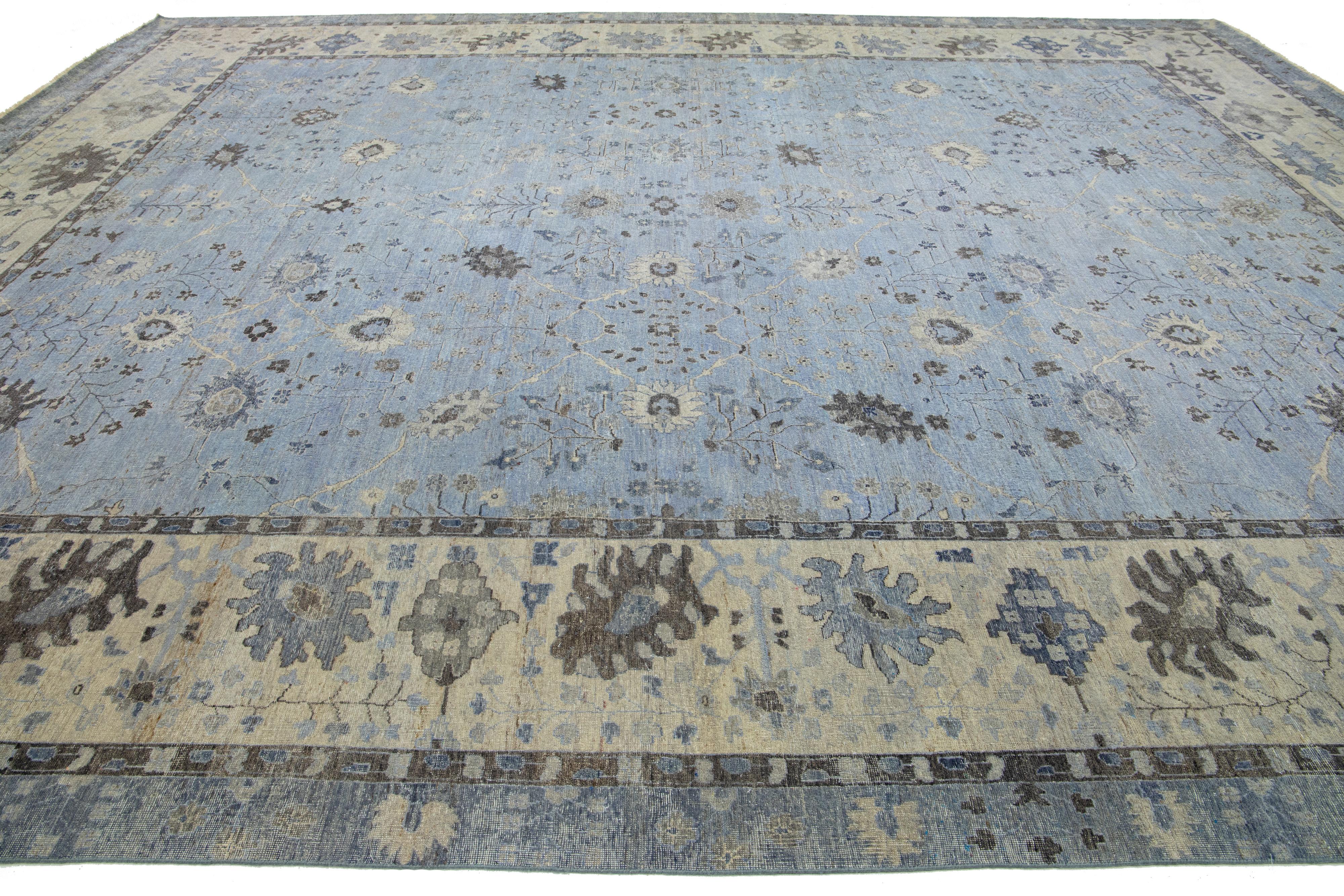 Apadana's Artisan Collection Handgefertigter indischer Wollteppich in Hellblau, handgefertigt (Indisch) im Angebot
