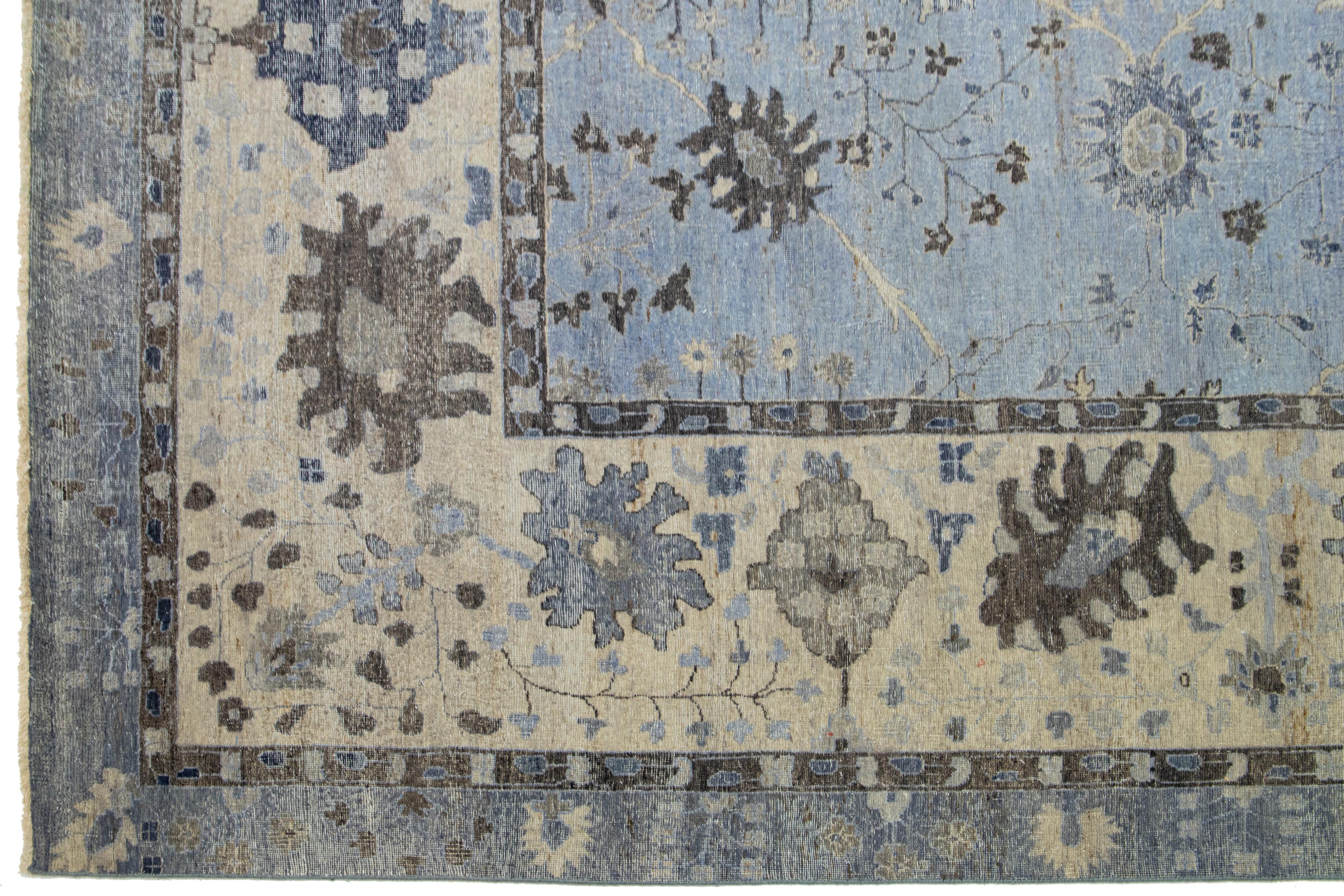 Apadana's Artisan Collection Handgefertigter indischer Wollteppich in Hellblau, handgefertigt  (Handgeknüpft) im Angebot