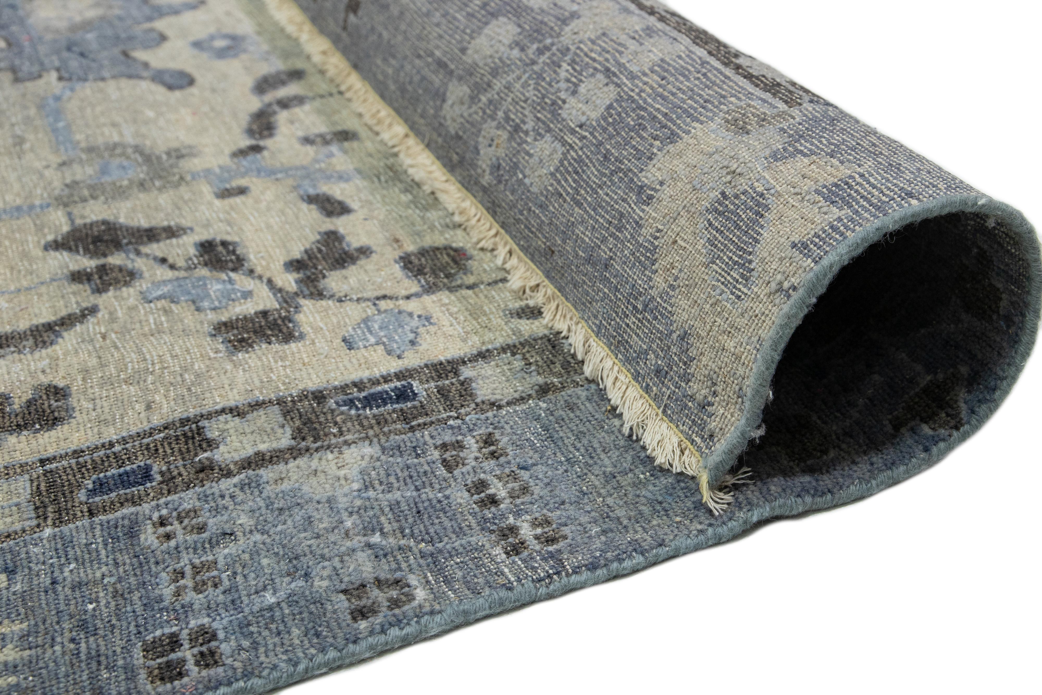 Apadana's Artisan Collection Handgefertigter indischer Wollteppich in Hellblau, handgefertigt im Angebot 1