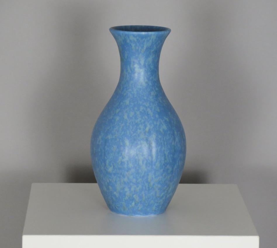 Hellblaues Art-Déco-Gefäß von Pilkington Royal Lancastrian Pottery (Art déco) im Angebot