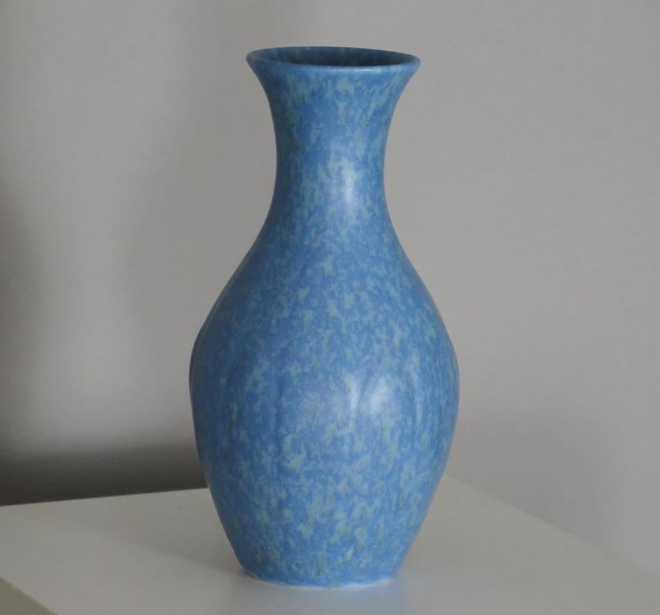 Hellblaues Art-Déco-Gefäß von Pilkington Royal Lancastrian Pottery (Englisch) im Angebot