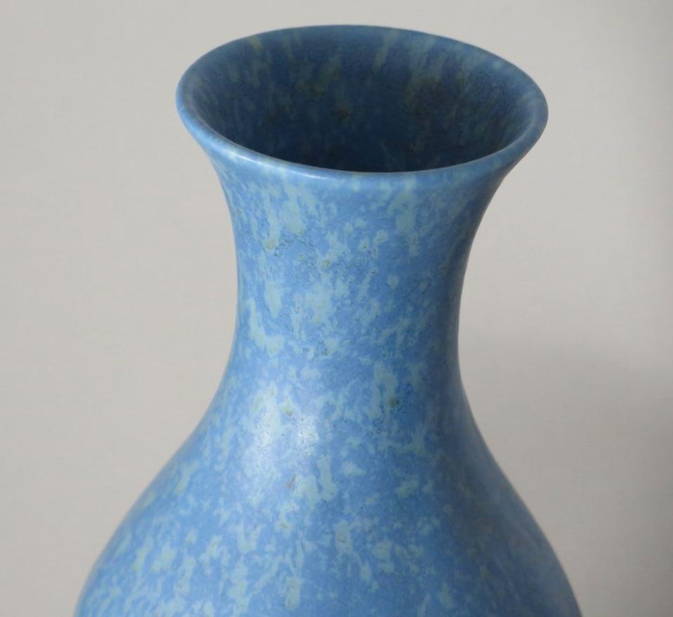 Début du 20ème siècle Vase Art déco bleu clair de Pilkington Royal Lancastrian Pottery en vente