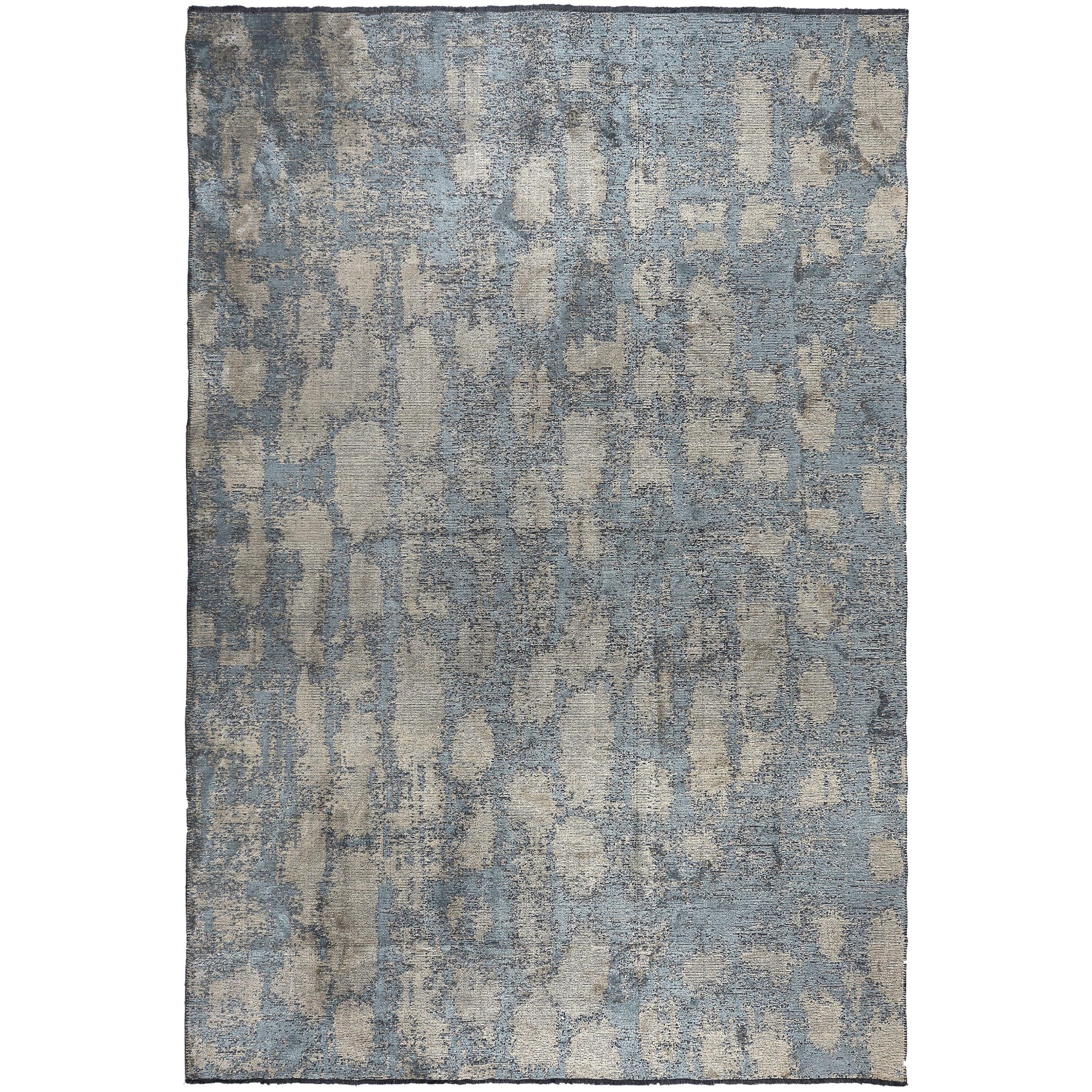 Tapis semi-pelucheux de luxe contemporain bleu clair, beige et argent à motif décoloré