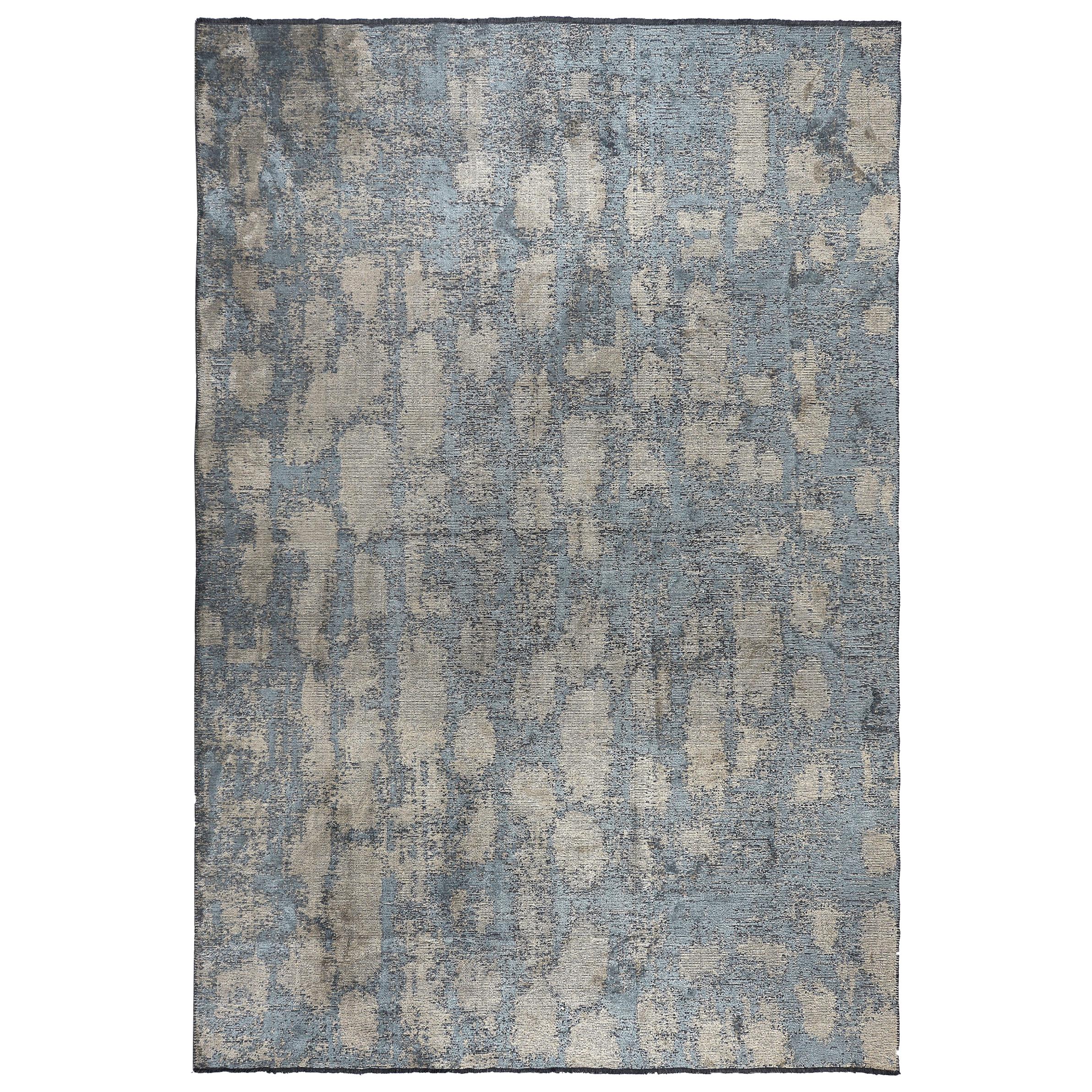 Tapis semi-pelucheux de luxe contemporain bleu clair, beige et argent à motif décoloré