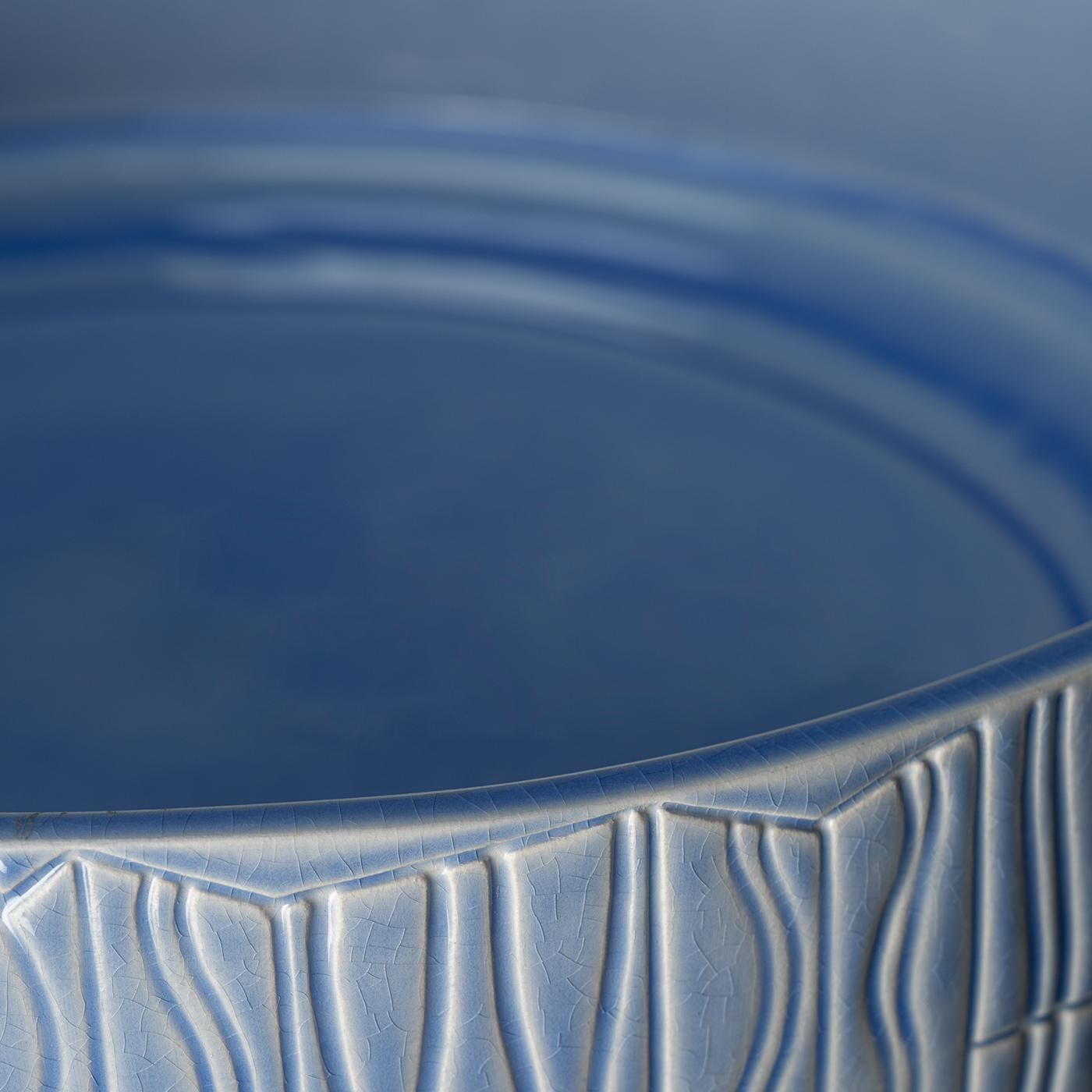 Hellblauer Bolo Tafelaufsatz von Bethan Laura Wood im Angebot 3