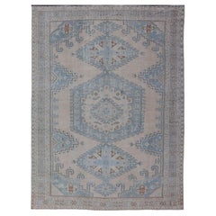 Persischer Täbris-Teppich mit geometrischem Medaillon und Gitterhaken in Hellblau