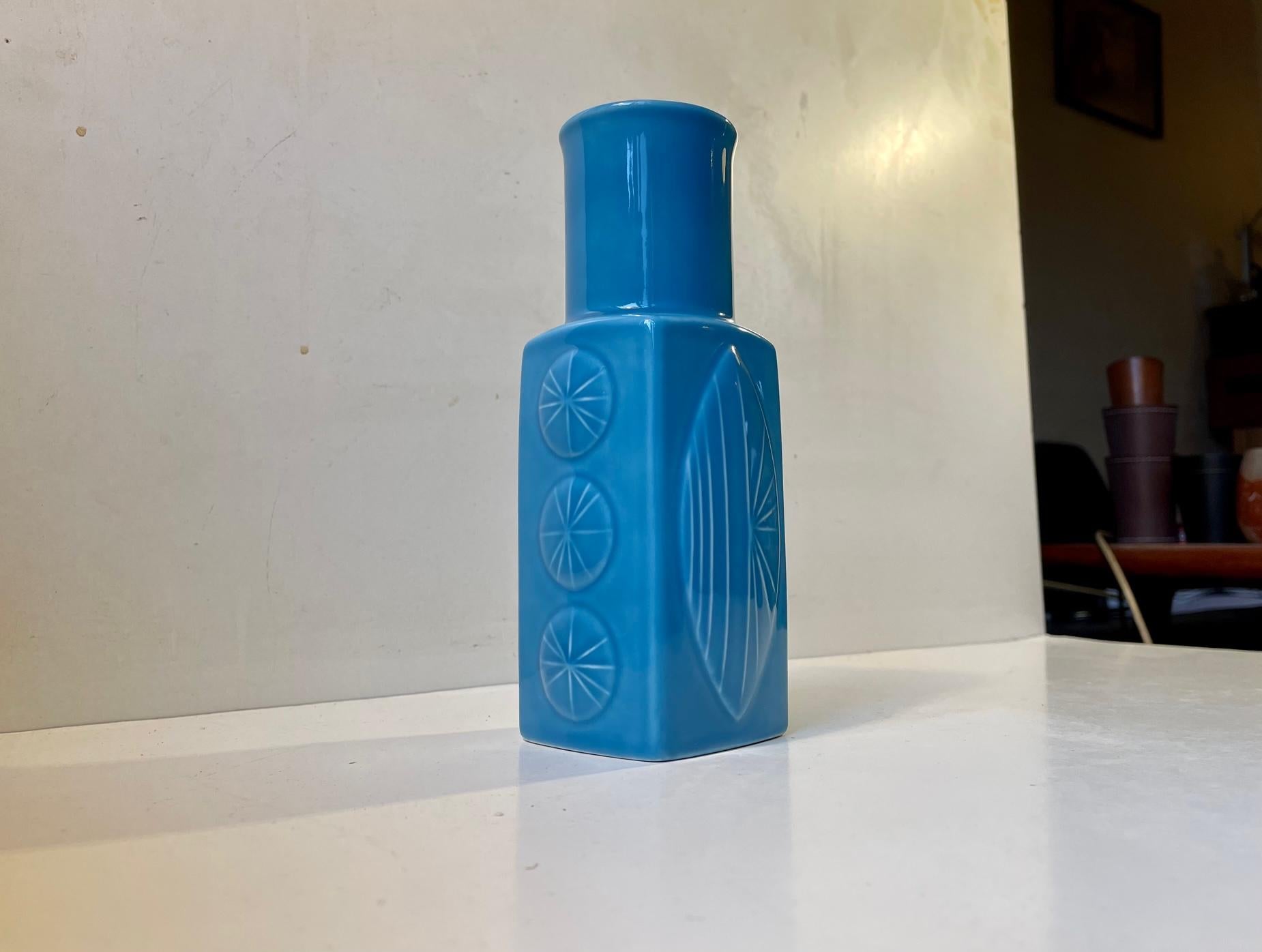 Una rara brocca o vaso in ceramica completamente smaltata. È stata progettata dal ceramista svedese Carl-Harry Stålhane per una nave da crociera svedese, la Ferry, negli anni Sessanta. Prodotto da Rörstrand. Marchio del produttore e iniziali del