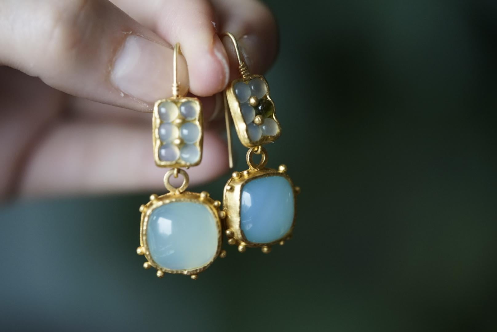 Boucles d'oreilles pendantes en or 22 carats avec cabochon de calcédoine bleu clair en vente 5