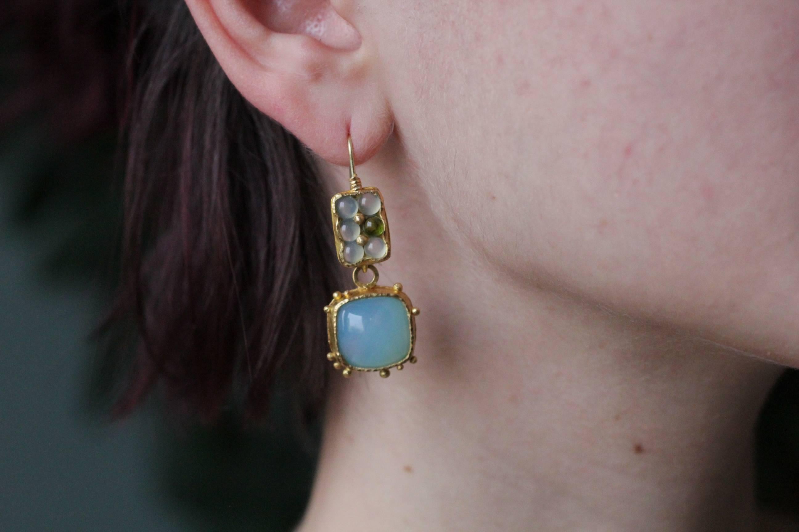 Boucles d'oreilles pendantes en or 22 carats avec cabochon de calcédoine bleu clair en vente 8