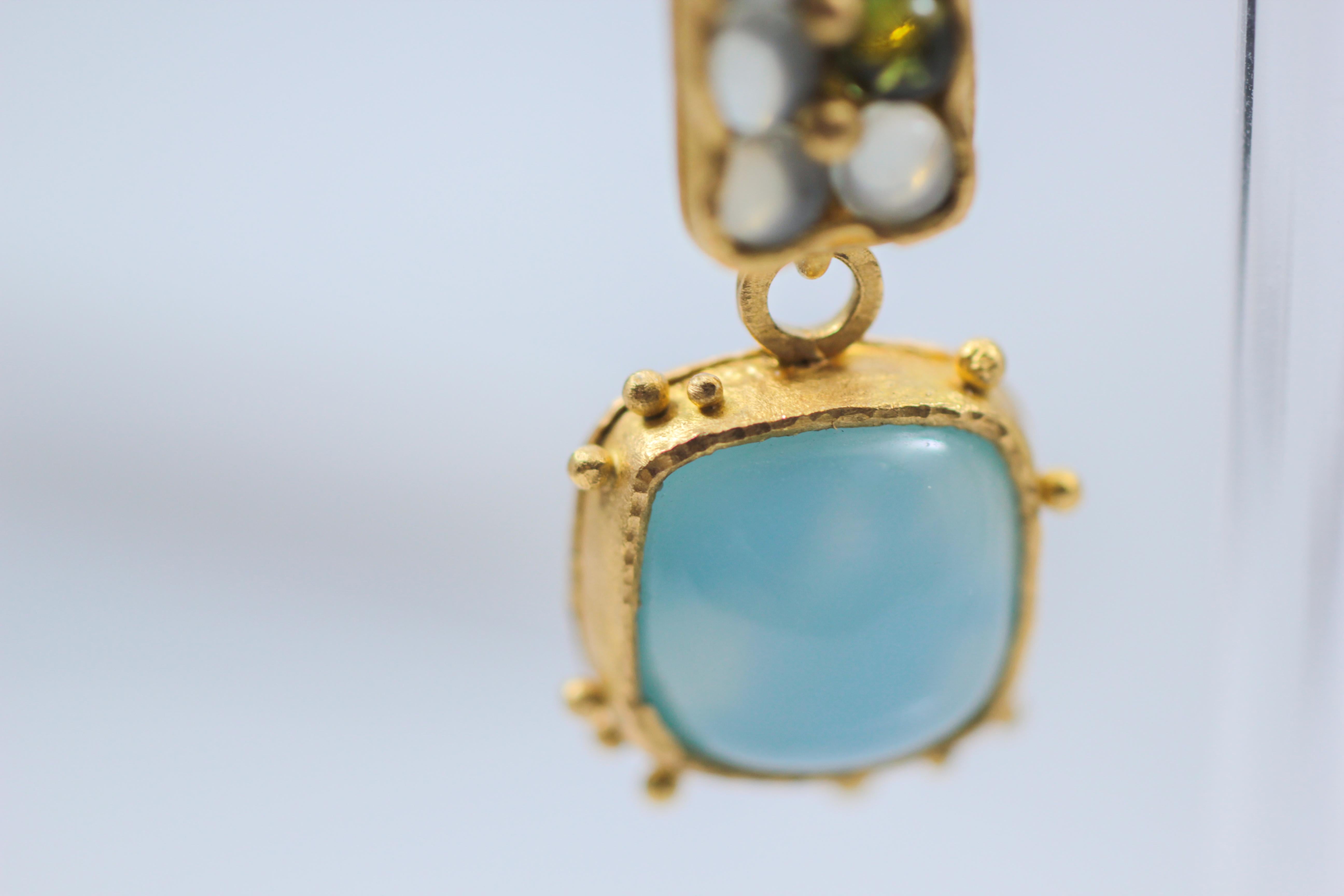 Contemporain Boucles d'oreilles pendantes en or 22 carats avec cabochon de calcédoine bleu clair en vente