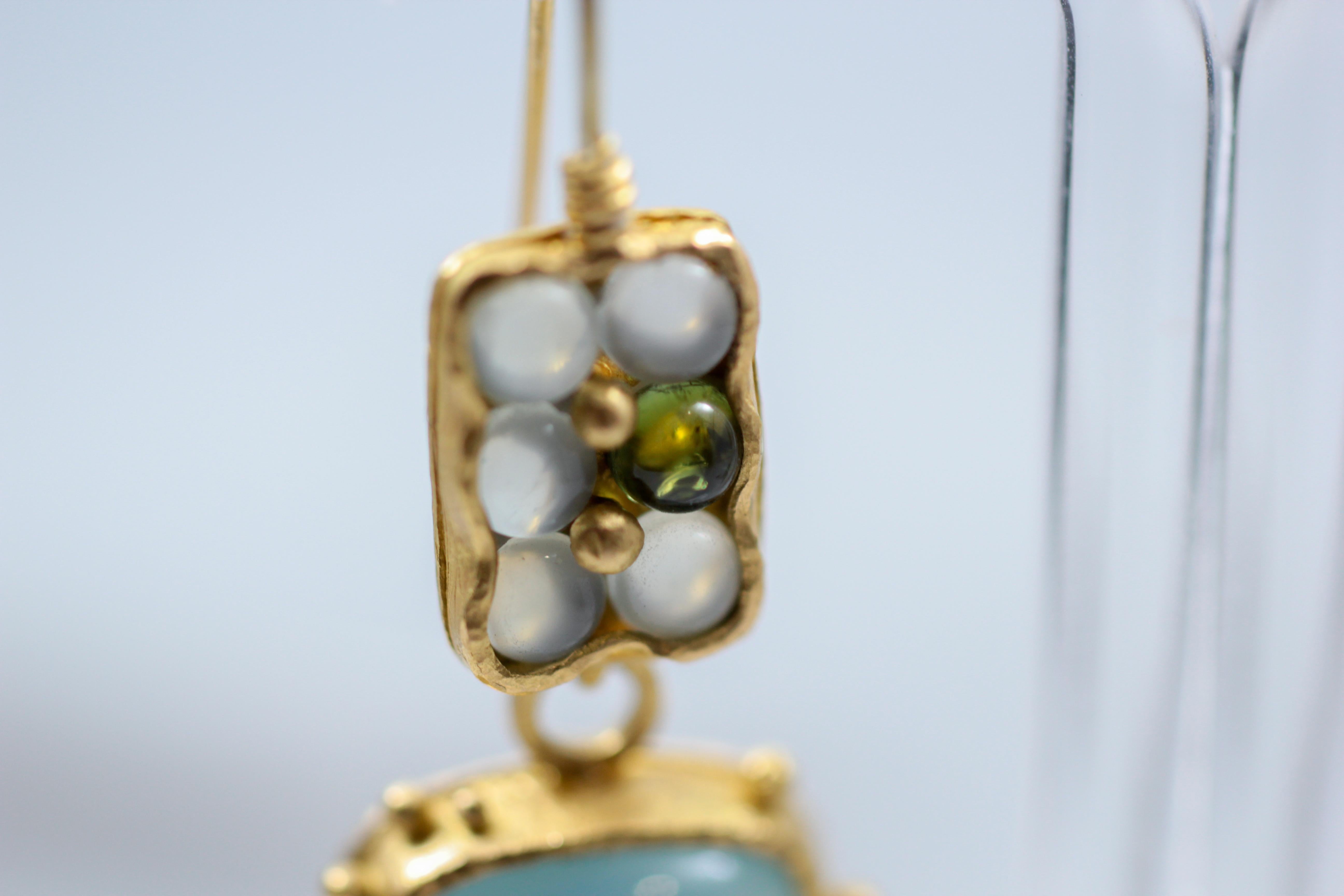 Taille poire Boucles d'oreilles pendantes en or 22 carats avec cabochon de calcédoine bleu clair en vente