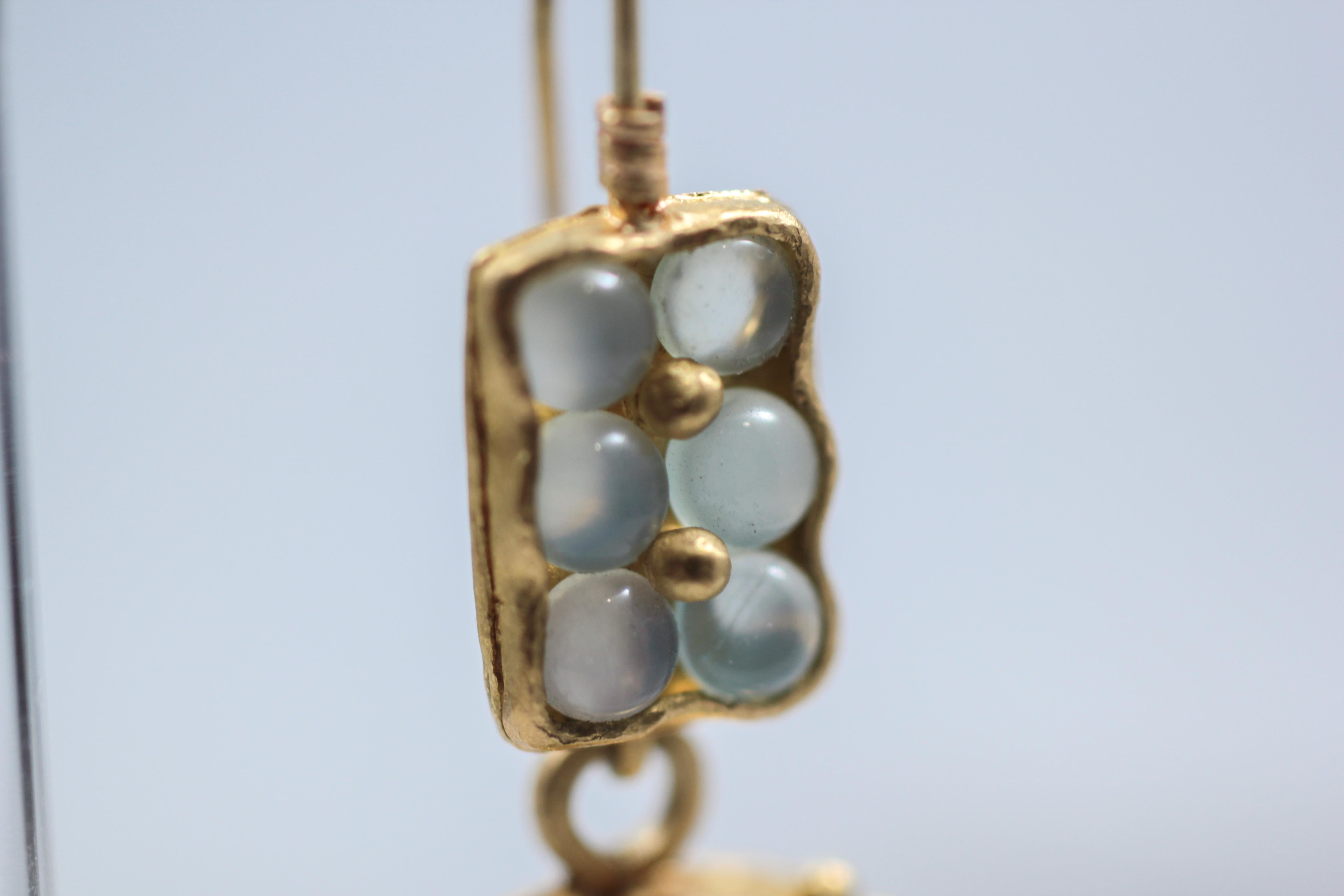 Boucles d'oreilles pendantes en or 22 carats avec cabochon de calcédoine bleu clair Neuf - En vente à New York, NY