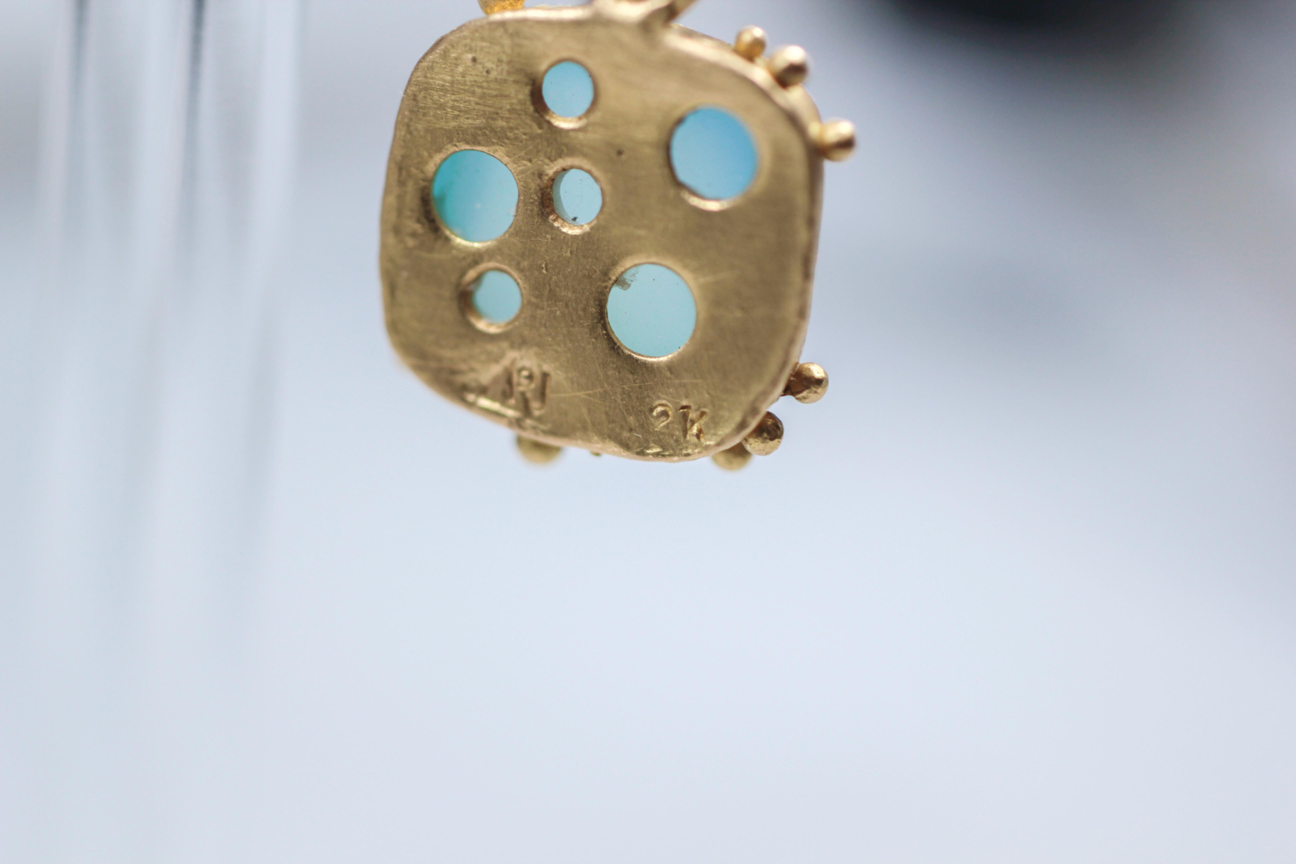 Boucles d'oreilles pendantes en or 22 carats avec cabochon de calcédoine bleu clair en vente 1