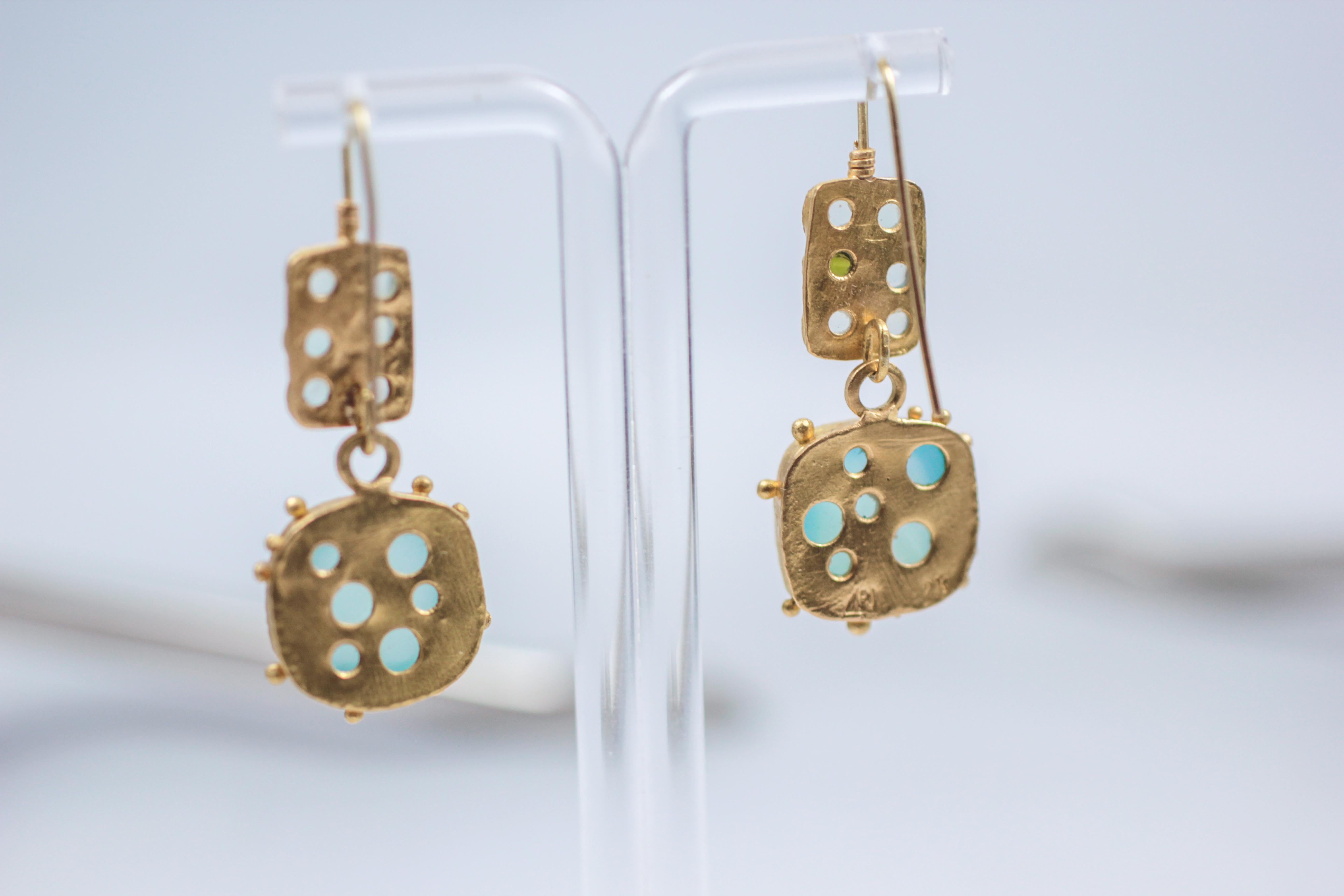 Boucles d'oreilles pendantes en or 22 carats avec cabochon de calcédoine bleu clair en vente 2