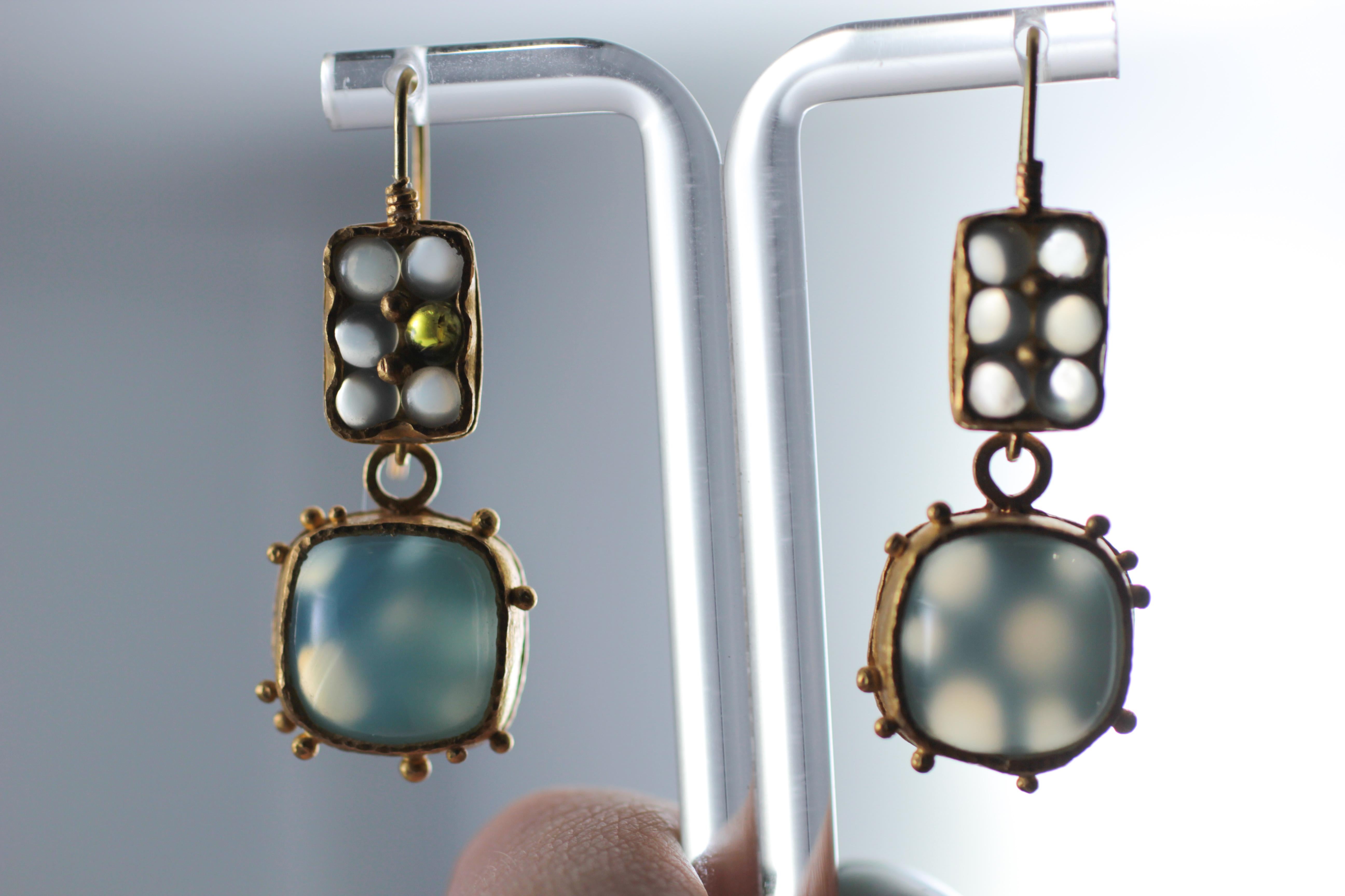 Boucles d'oreilles pendantes en or 22 carats avec cabochon de calcédoine bleu clair en vente 3
