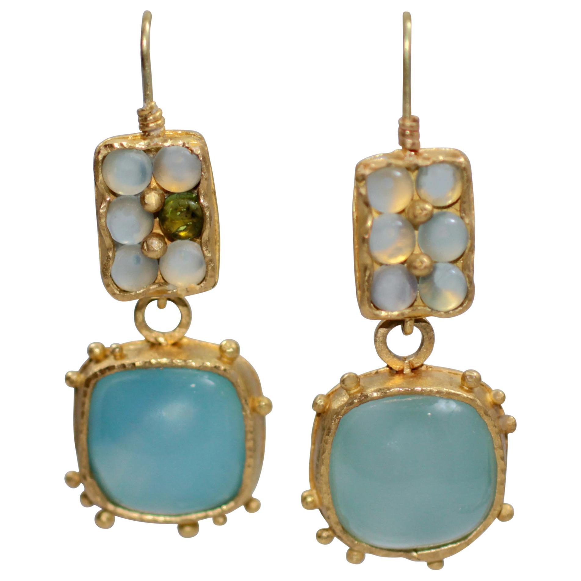 Boucles d'oreilles pendantes en or 22 carats avec cabochon de calcédoine bleu clair en vente