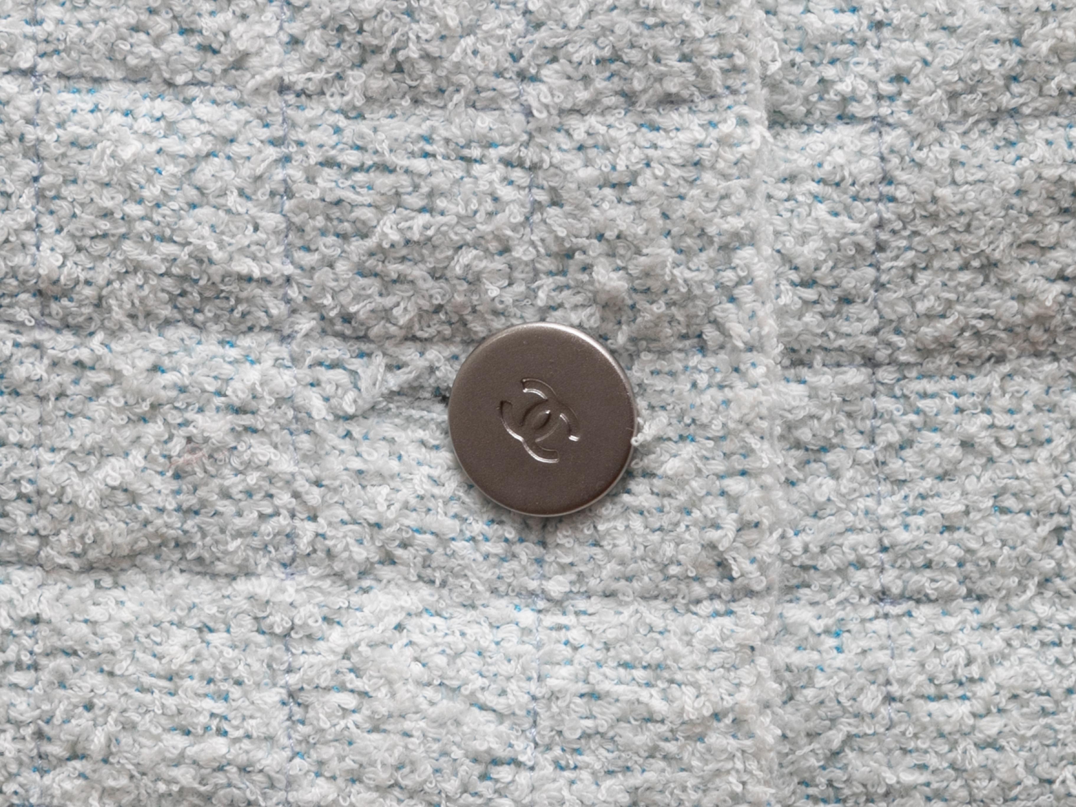Top à manches courtes boutonnées en tissu éponge Chanel, bleu Light en vente 1