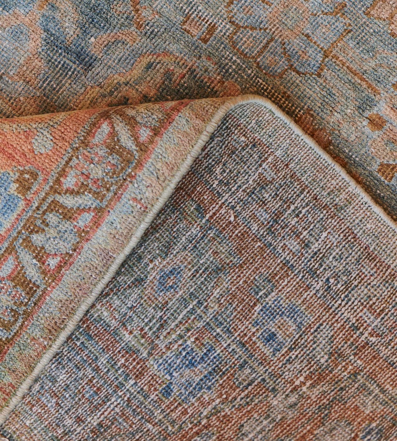 Laine Tapis en laine bleu clair Circa 1920 Antique Mahal en vente