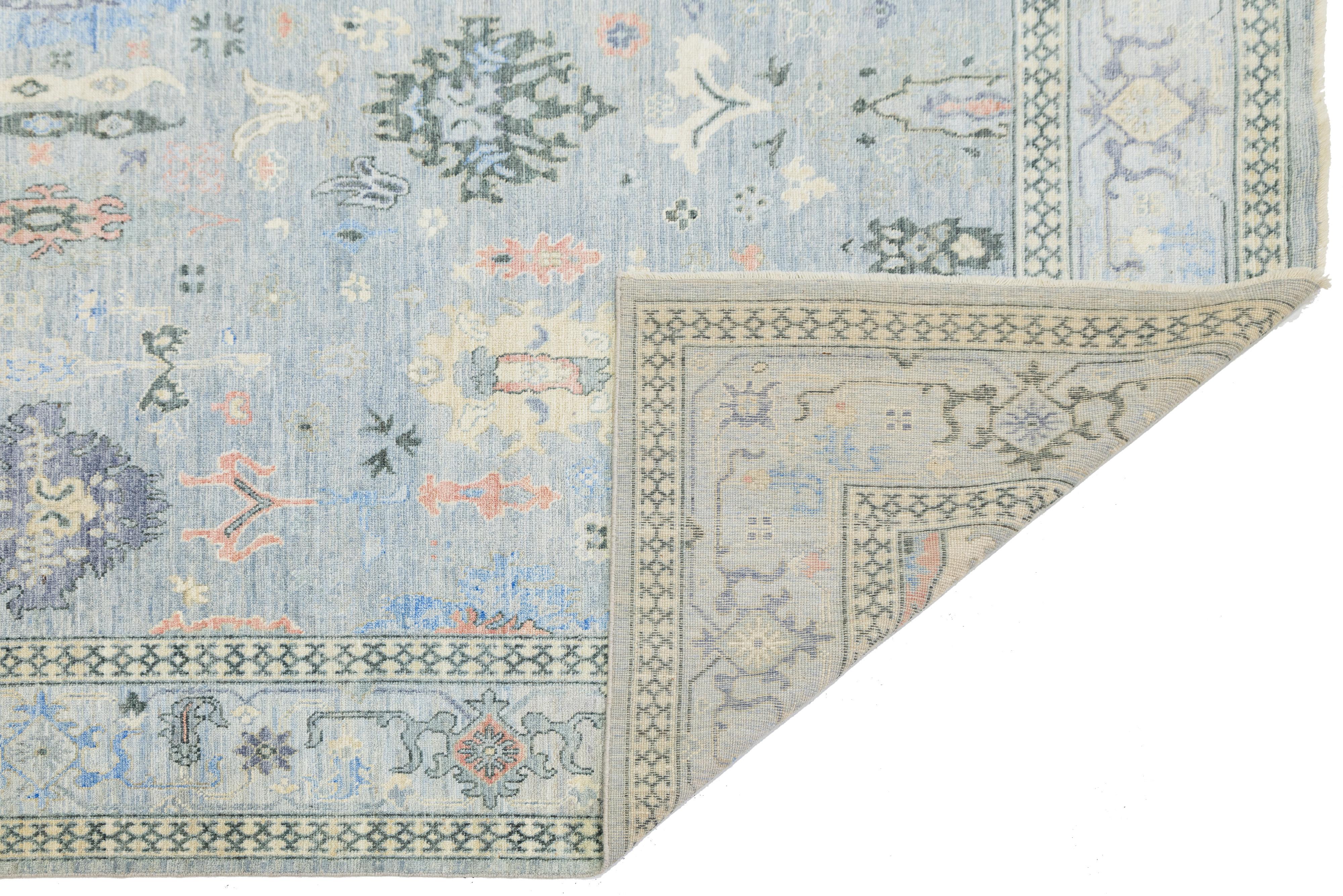 Pakistanais Tapis contemporain en laine de style Oushak, bleu clair, fait à la main avec un design floral en vente