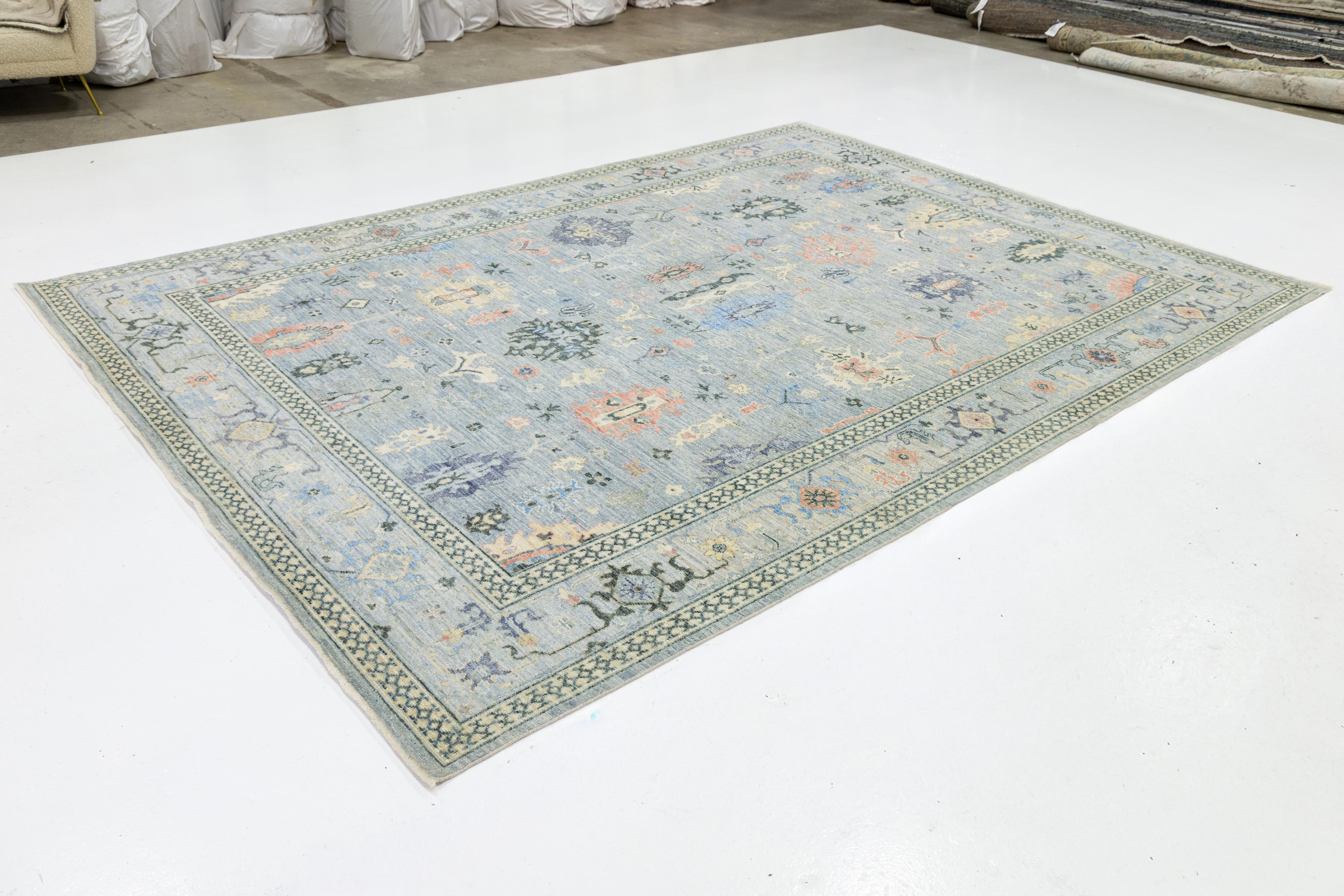 Noué à la main Tapis contemporain en laine de style Oushak, bleu clair, fait à la main avec un design floral en vente