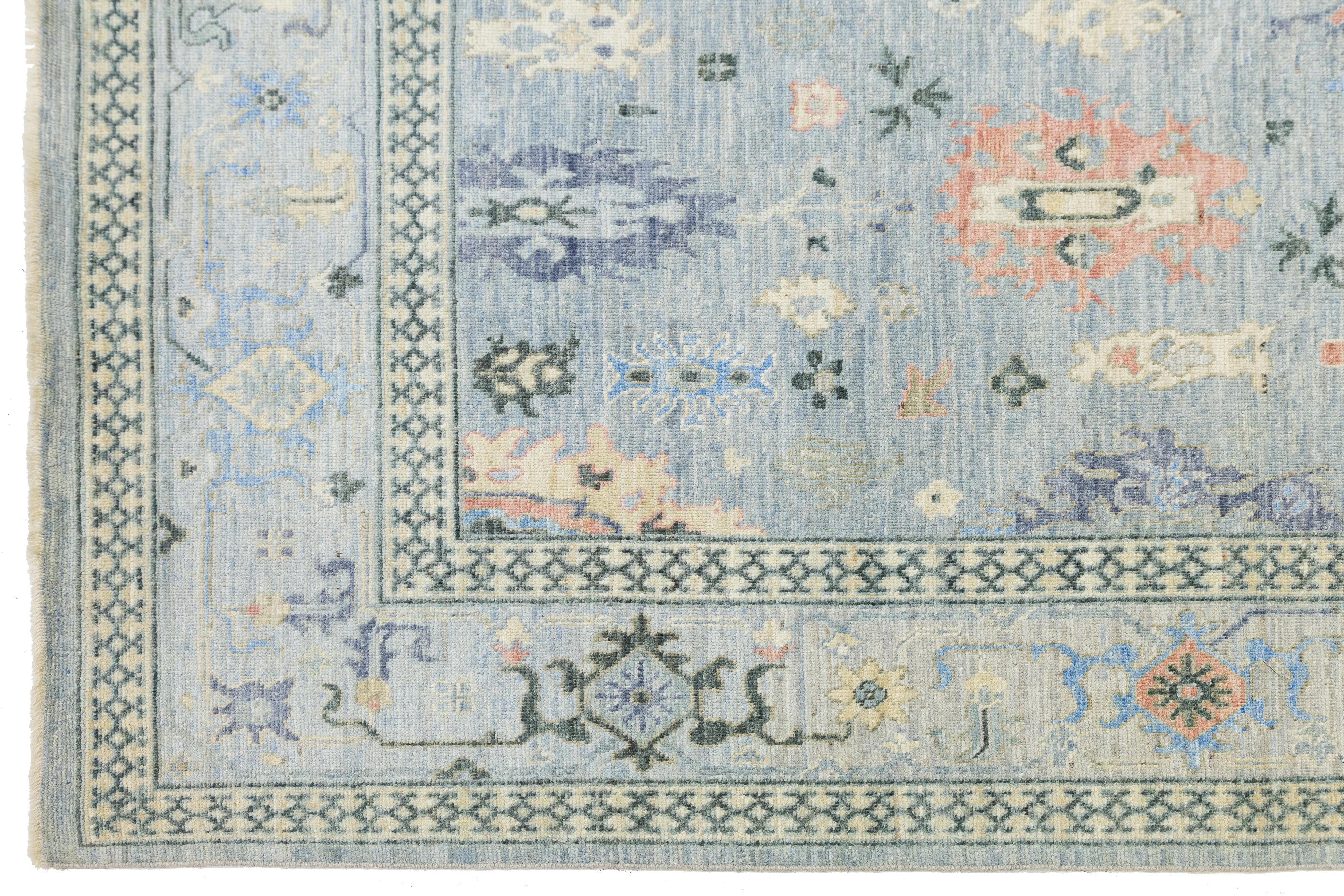 XXIe siècle et contemporain Tapis contemporain en laine de style Oushak, bleu clair, fait à la main avec un design floral en vente