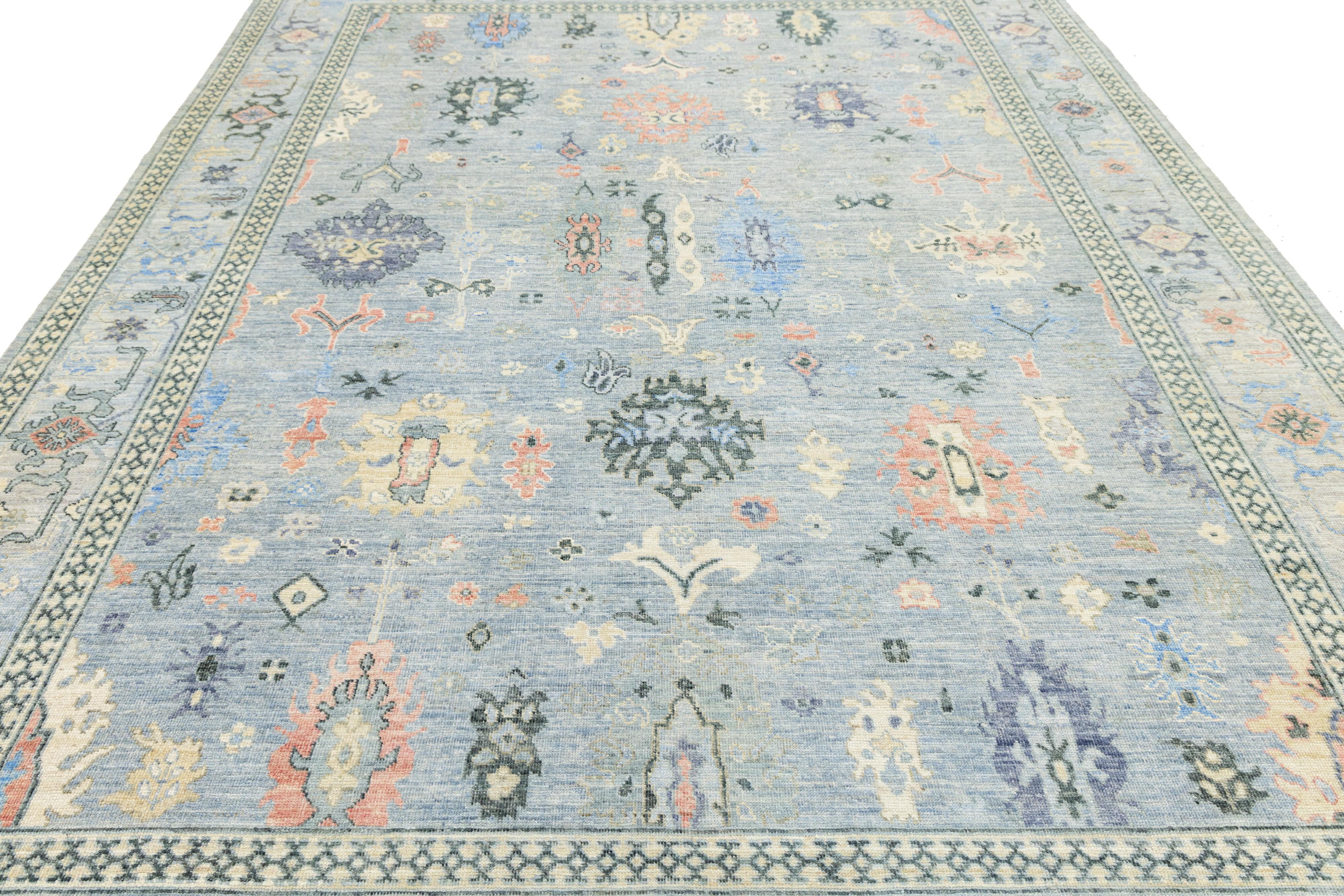 Laine Tapis contemporain en laine de style Oushak, bleu clair, fait à la main avec un design floral en vente
