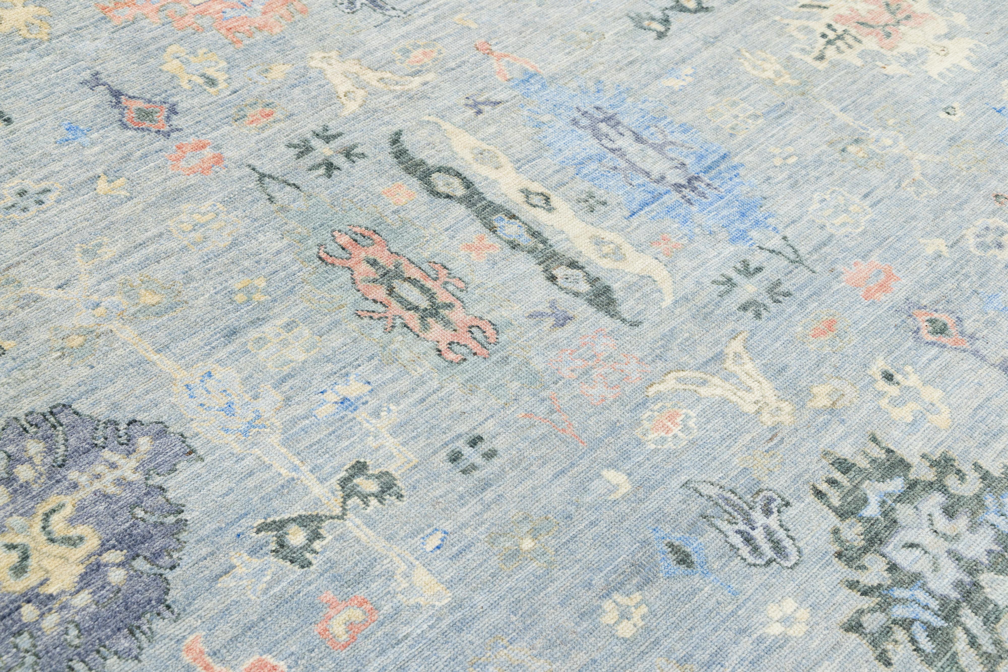 Tapis contemporain en laine de style Oushak, bleu clair, fait à la main avec un design floral en vente 1