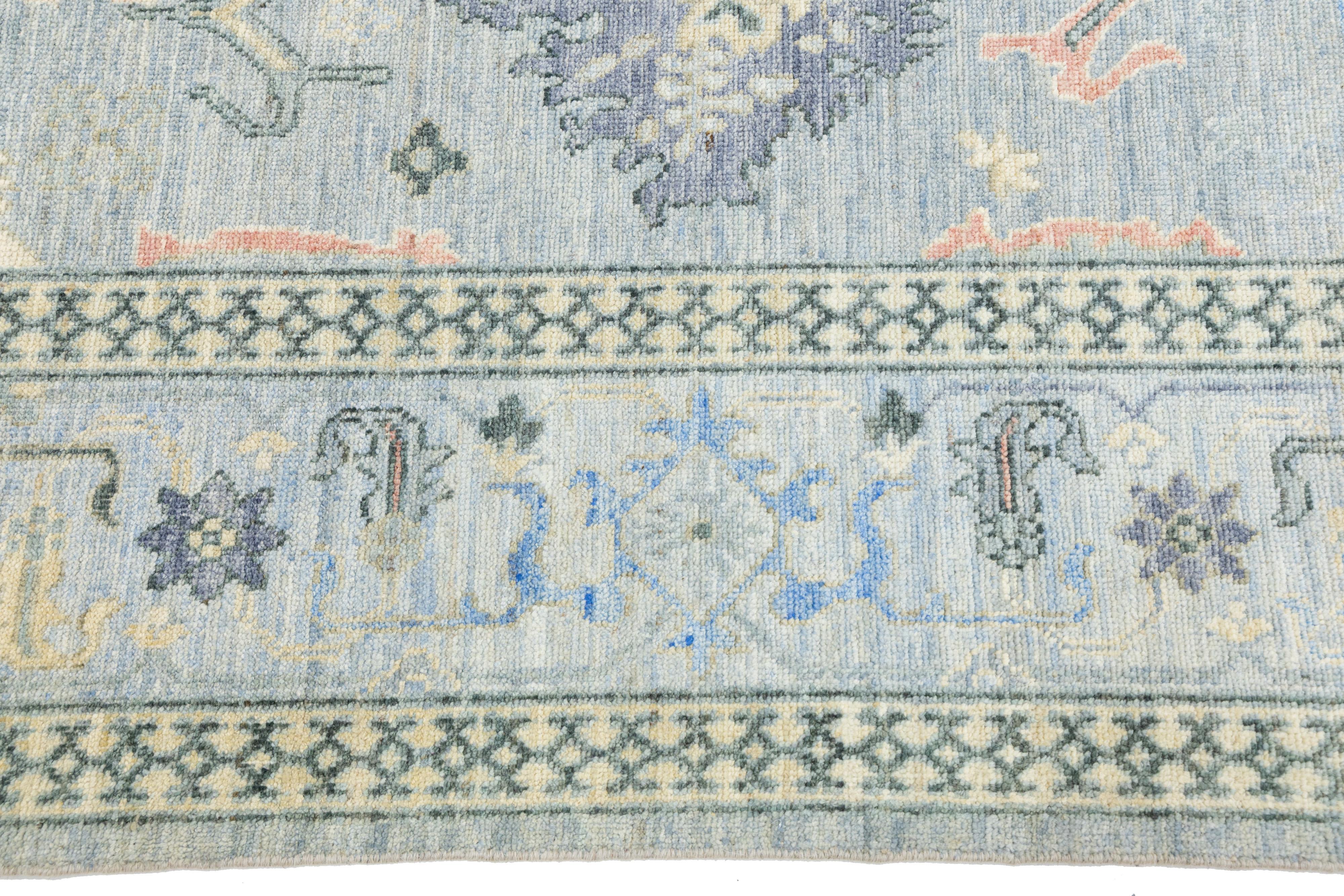 Tapis contemporain en laine de style Oushak, bleu clair, fait à la main avec un design floral en vente 2