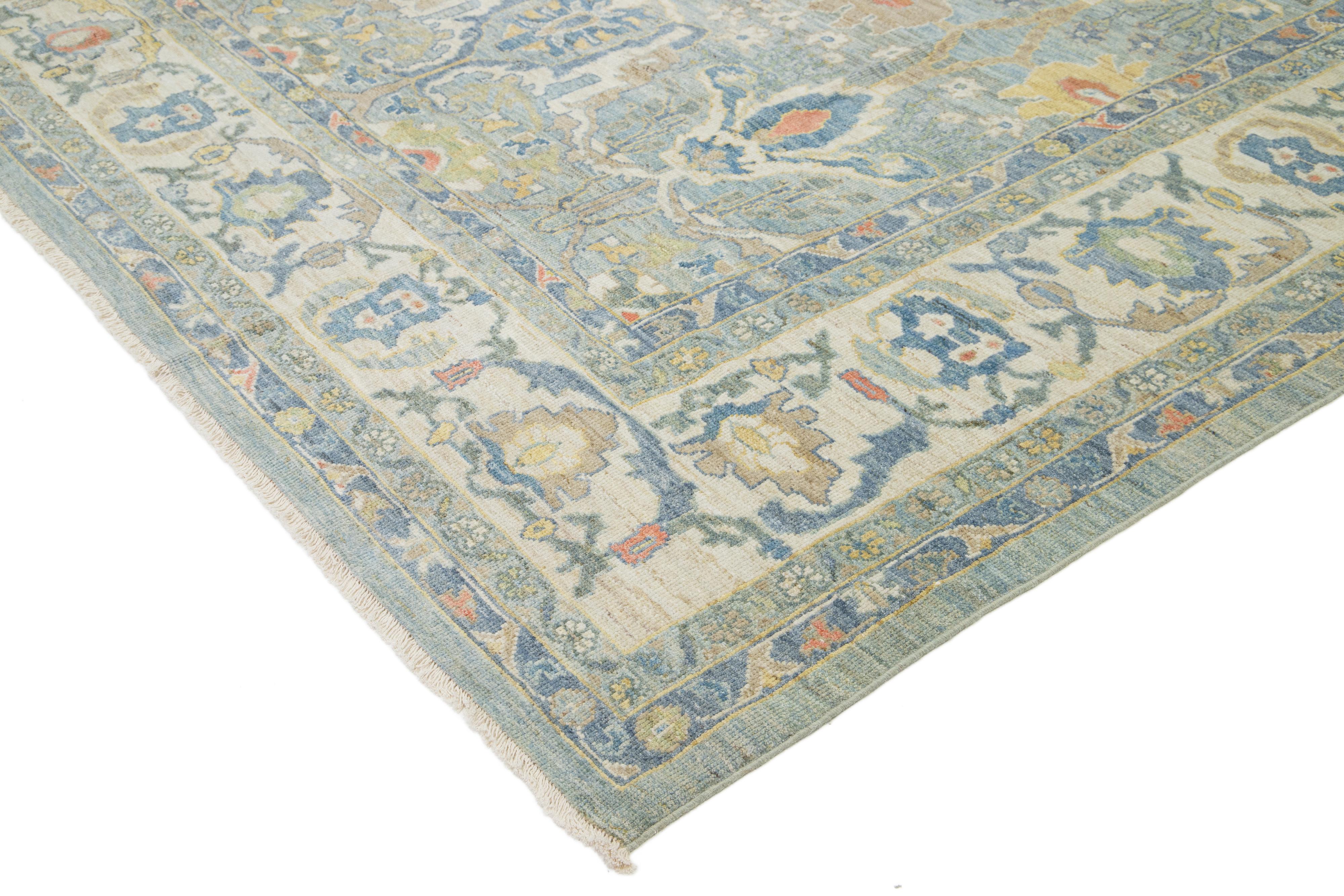 Hellblauer Contemporary Sultanabad-Wollteppich mit Blumenmuster von Apadana (Pakistanisch) im Angebot