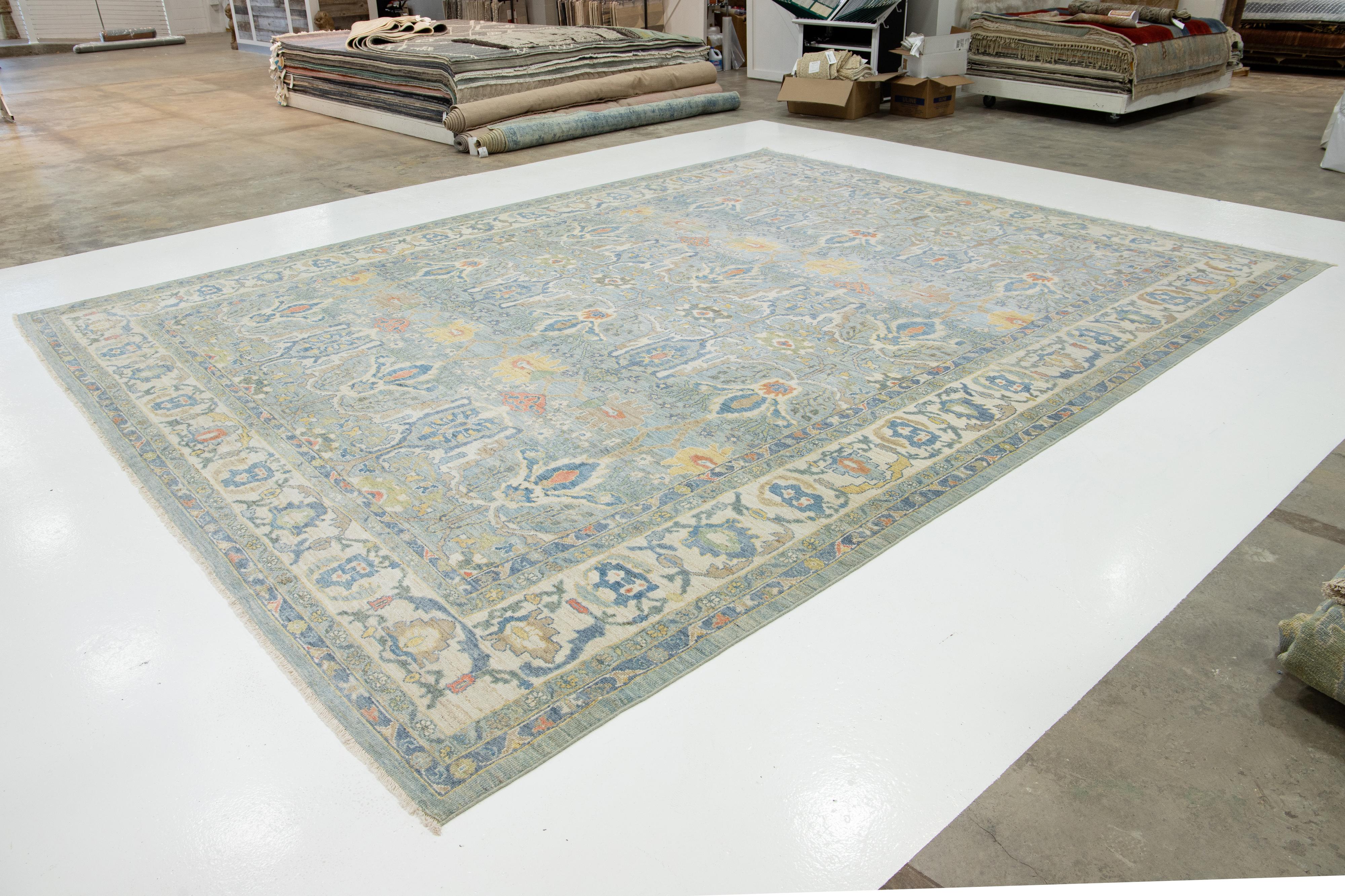 Hellblauer Contemporary Sultanabad-Wollteppich mit Blumenmuster von Apadana (Handgeknüpft) im Angebot