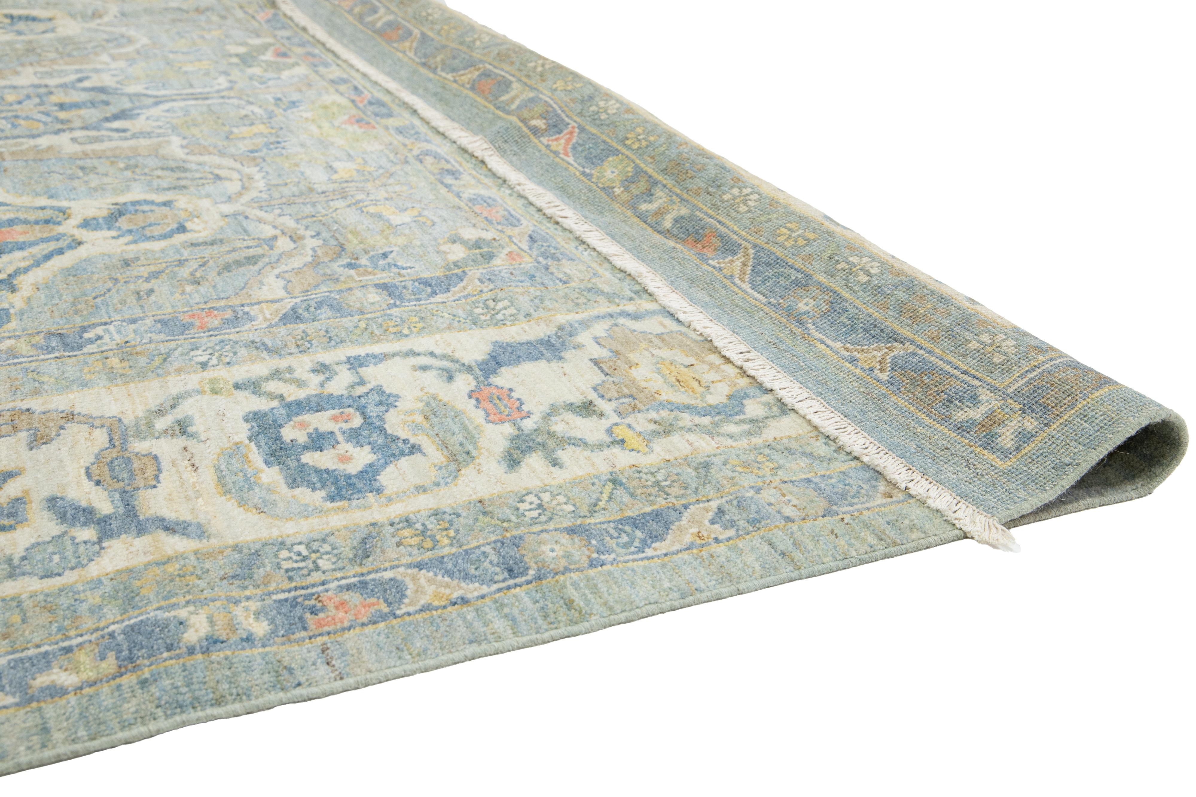 Hellblauer Contemporary Sultanabad-Wollteppich mit Blumenmuster von Apadana (21. Jahrhundert und zeitgenössisch) im Angebot