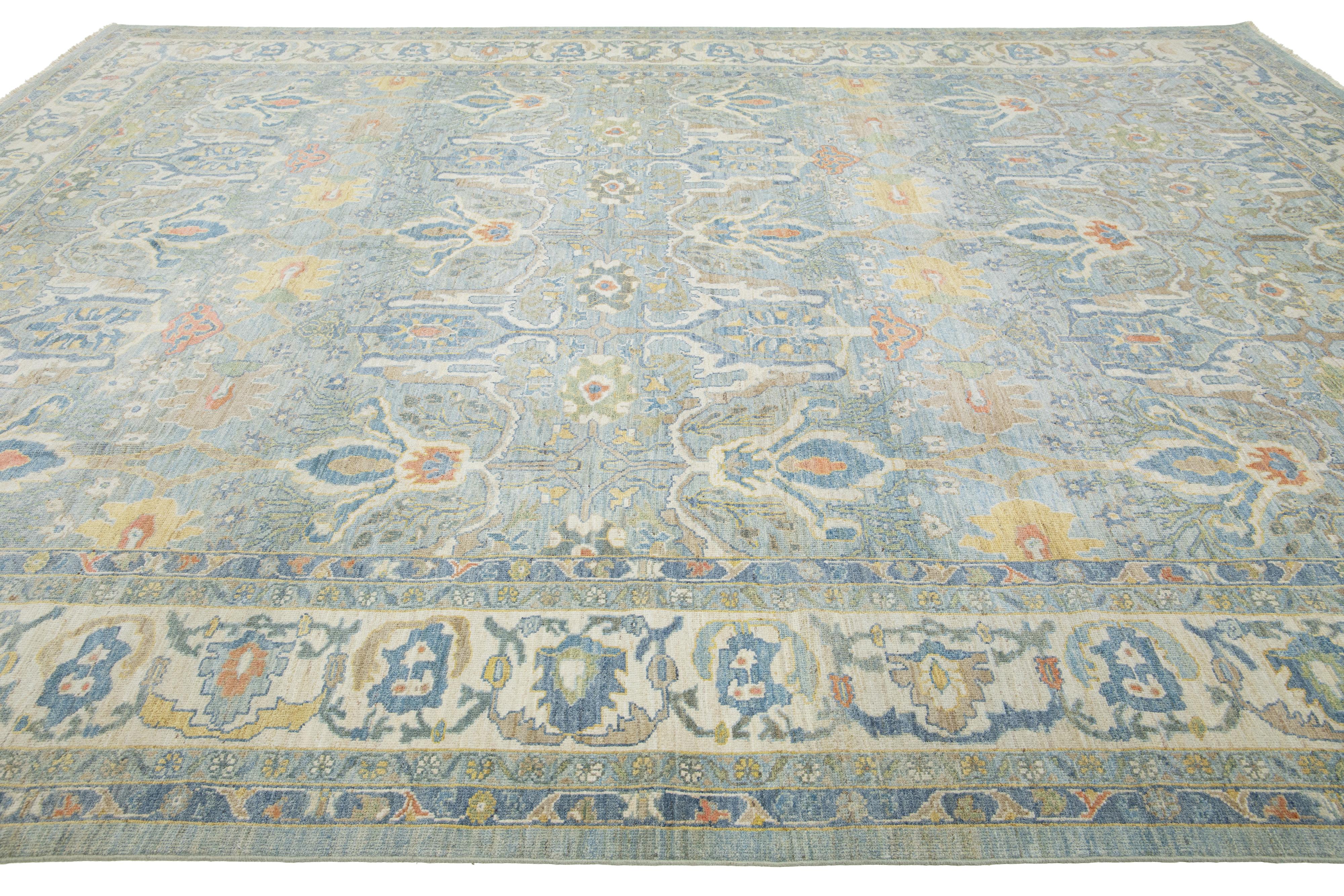 Hellblauer Contemporary Sultanabad-Wollteppich mit Blumenmuster von Apadana (Wolle) im Angebot