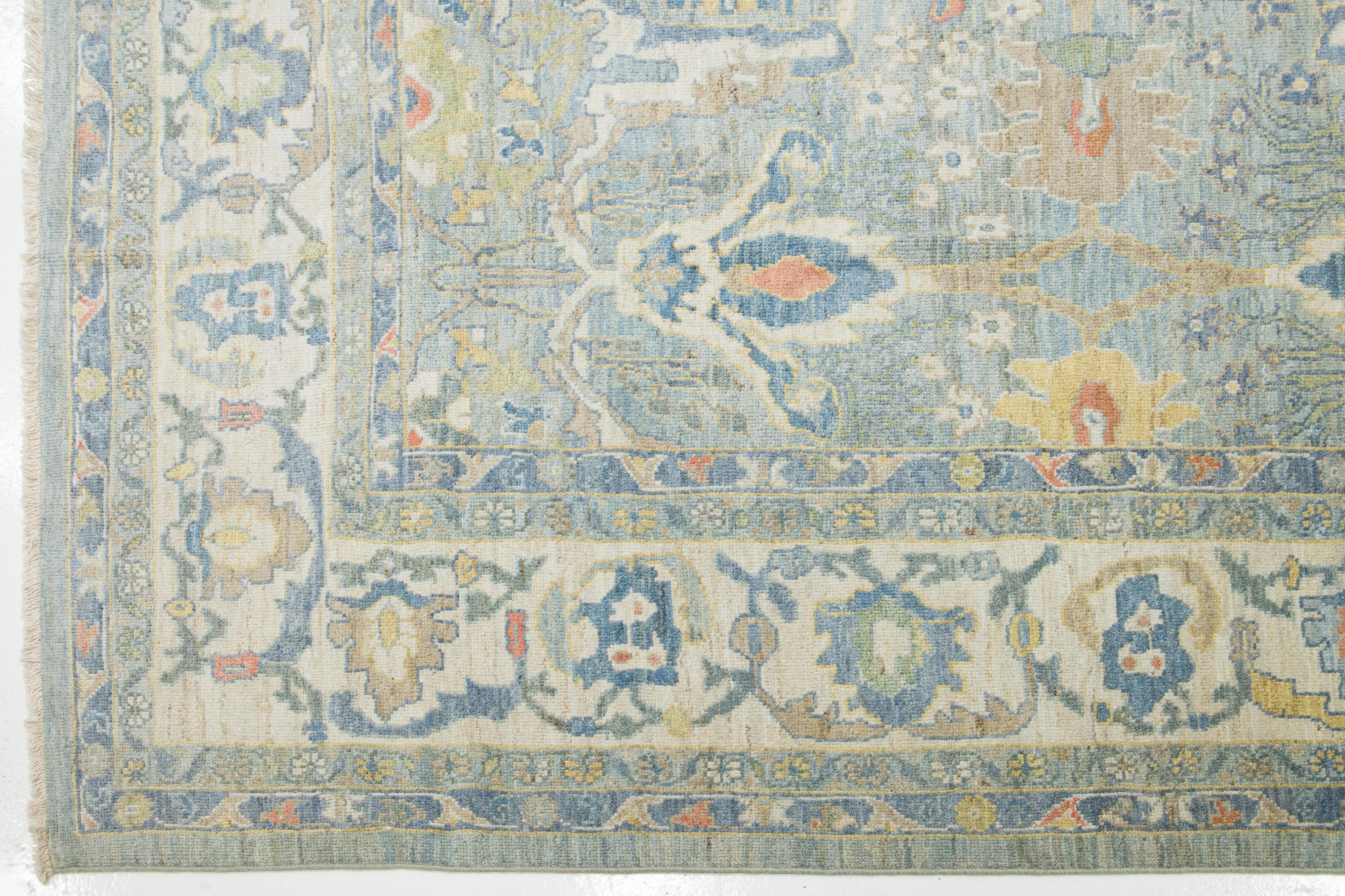 Hellblauer Contemporary Sultanabad-Wollteppich mit Blumenmuster von Apadana im Angebot 1