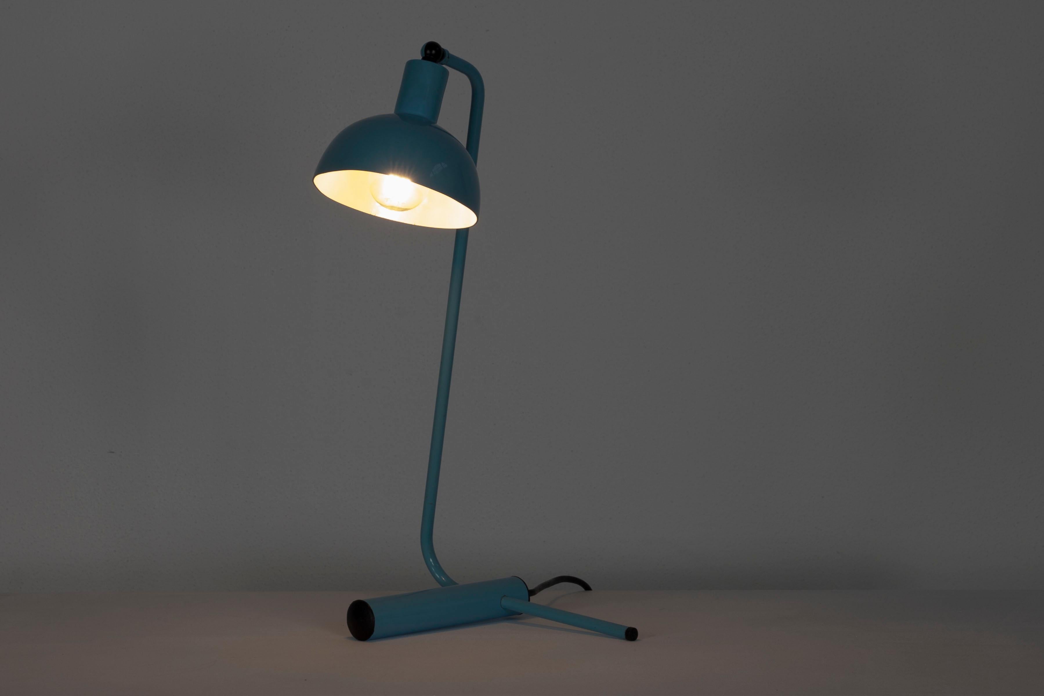 Light blue italien table lamp from the 1960s. Made from metal and aluminum. The lampshade can be adjusted to different positions.