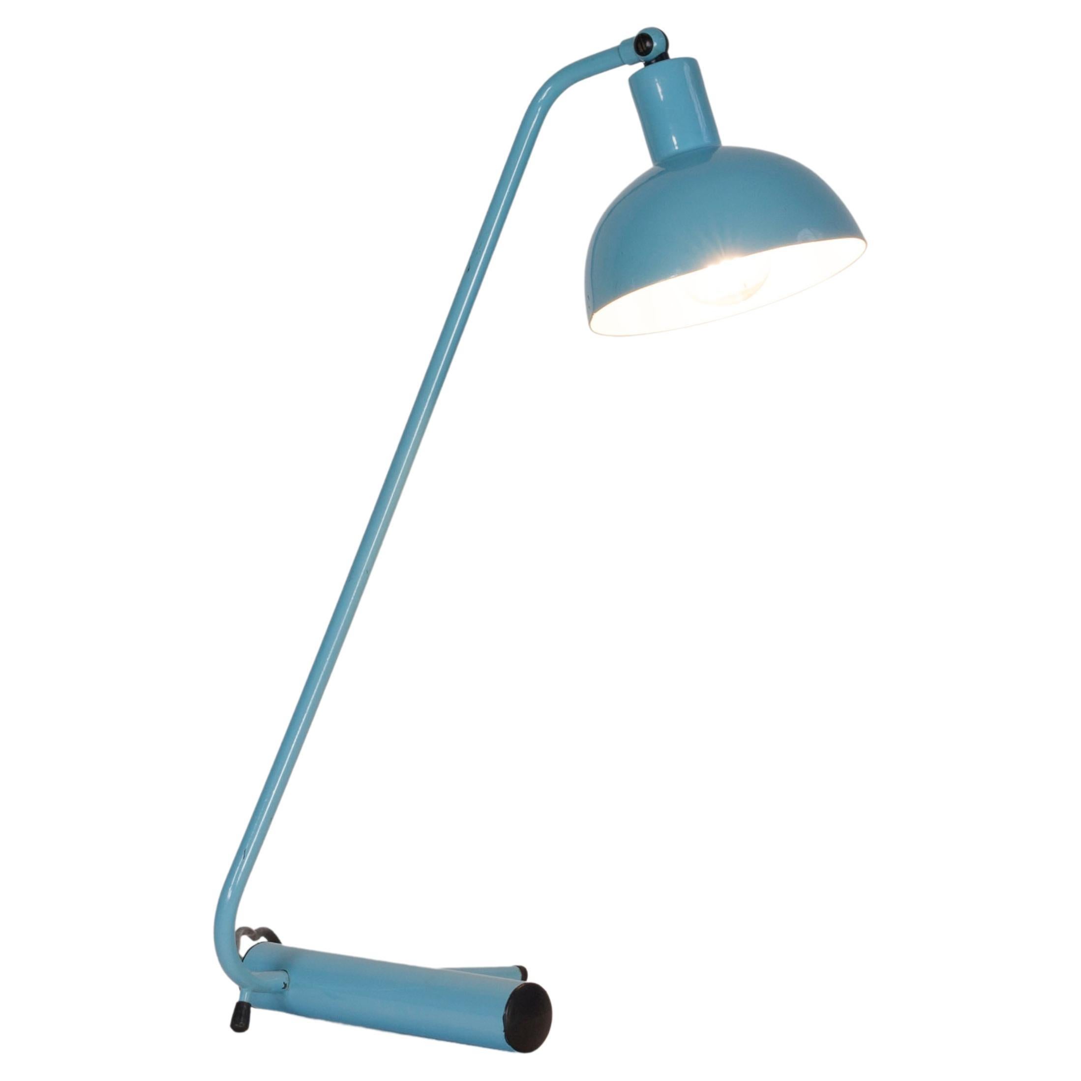 Hellblaue Schreibtischlampe aus Italien 1960er Jahre.